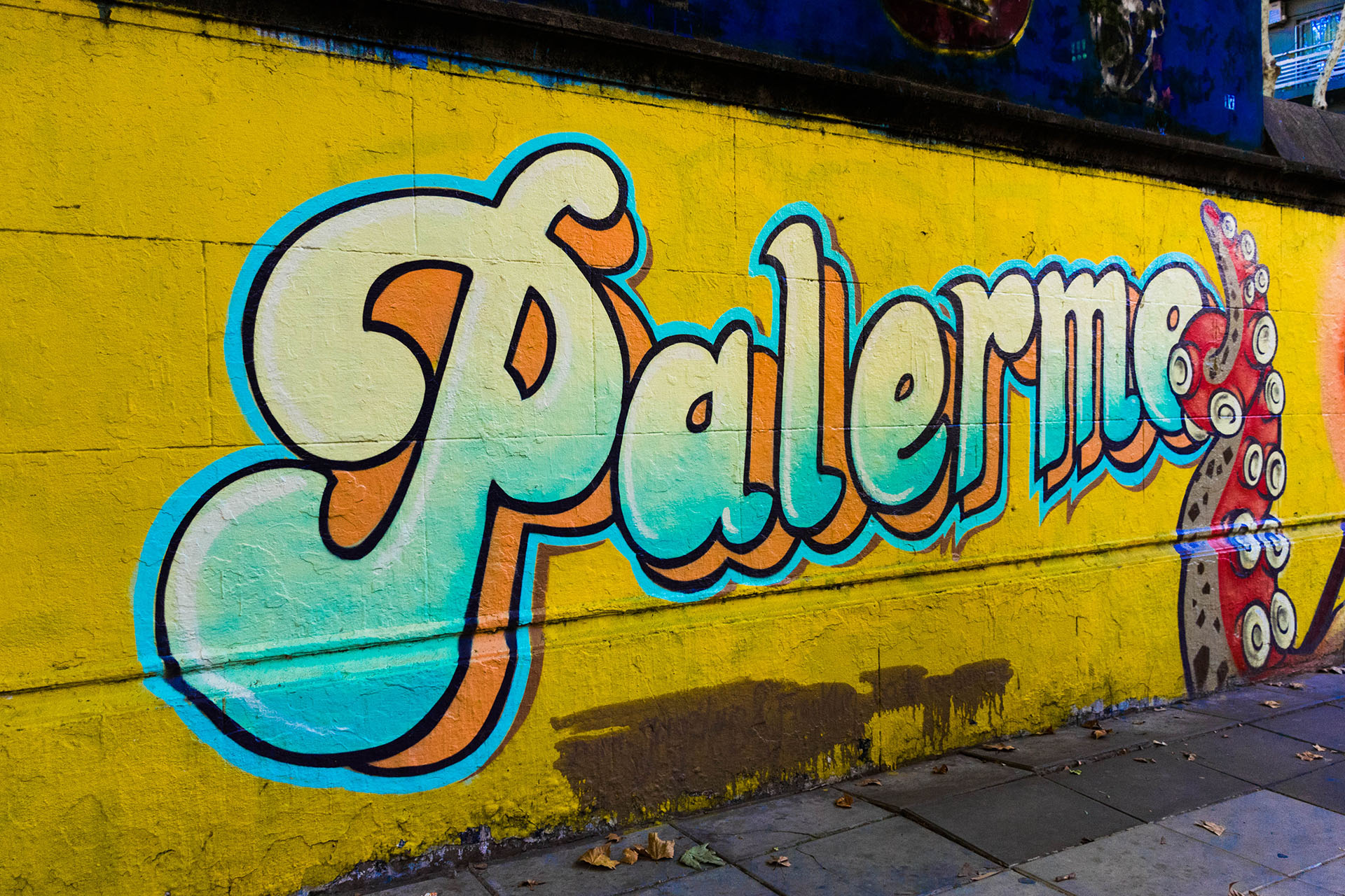 Una pared colorida, en el corazón del barrio más vibrante de la ciudad