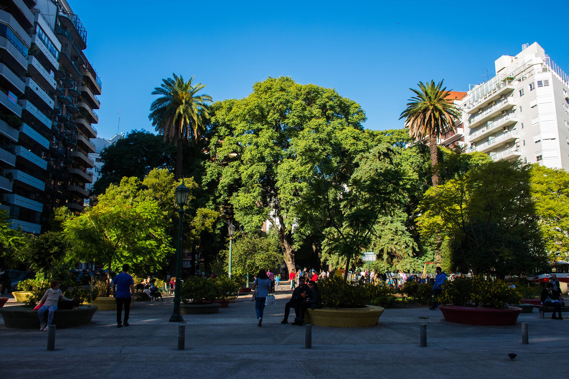 La plaza Güemes se encuentra ubicada entre las calles Mansilla, Salguero, Medrano y los últimos metros del boulevard Charcas