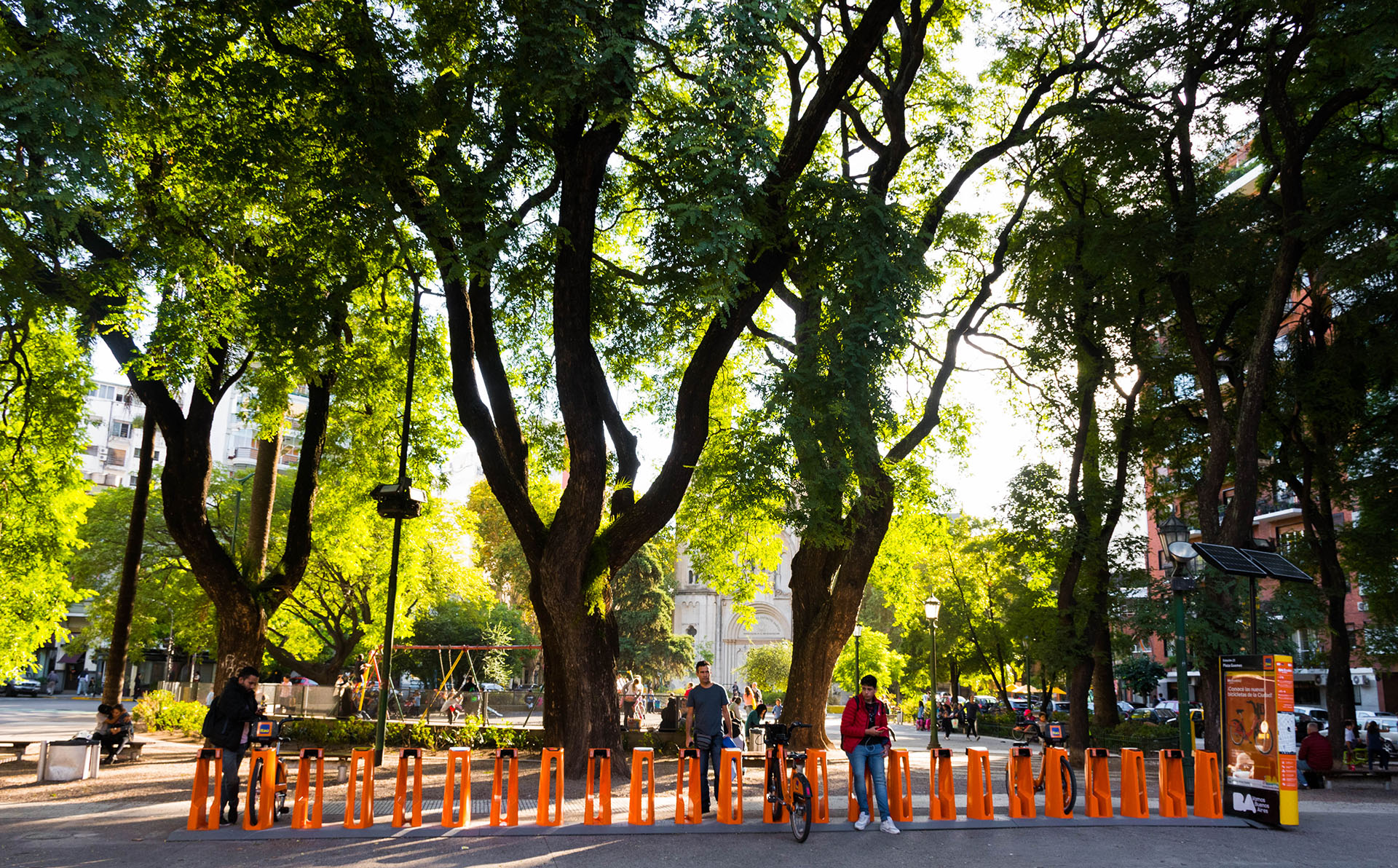 Con su forma de triángulo, la plaza Güemes está en una de las zonas mejor cotizadas de la ciudad