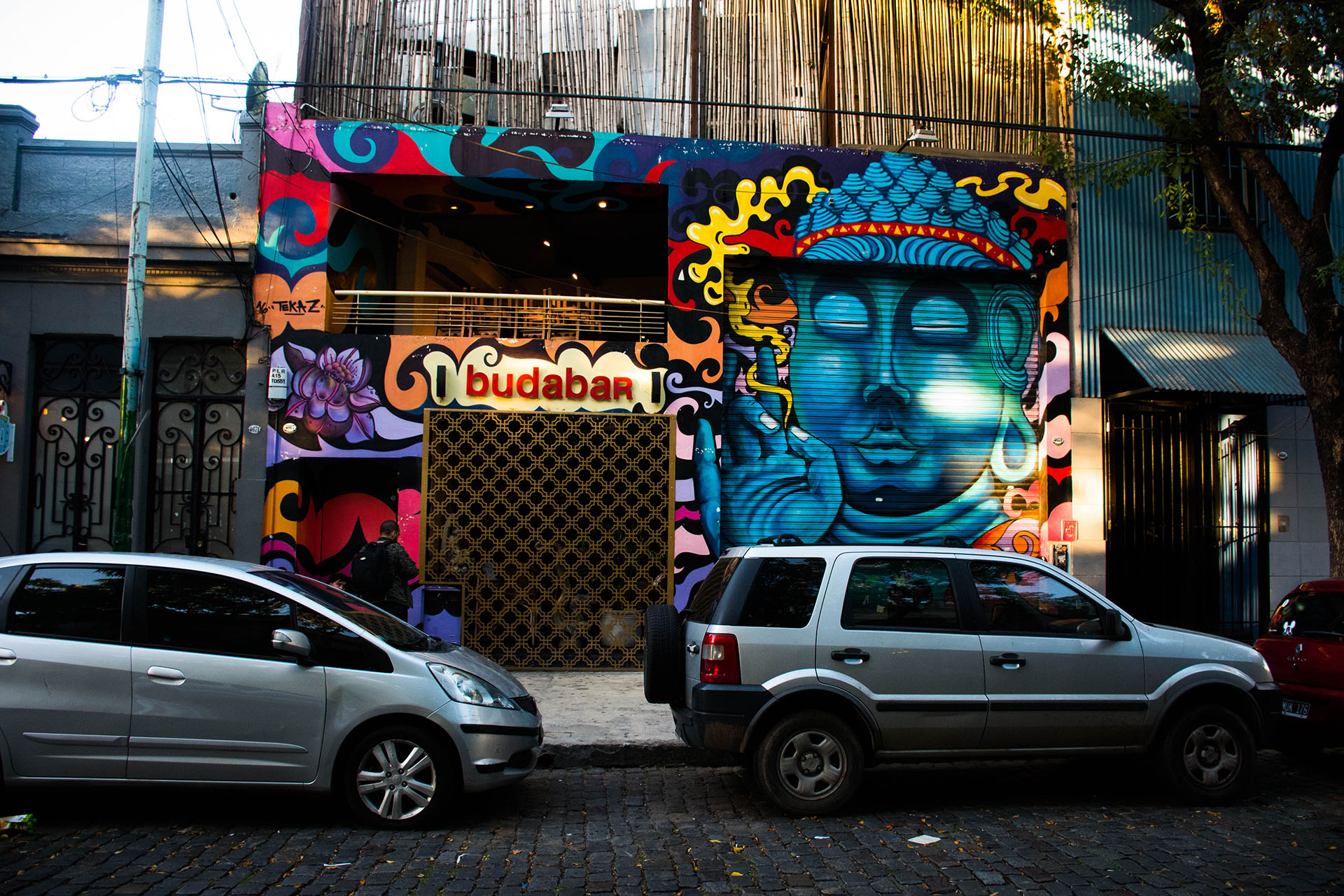 El trabajo de ilustradores y graffiteros se puede ver en algunas fachadas de los locales
