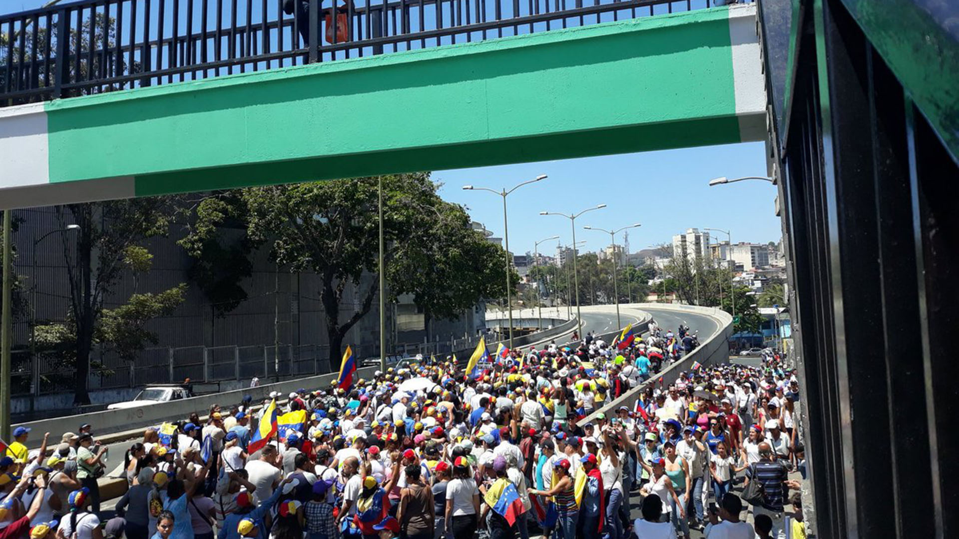 Miles de venezolanos están en las calles de todo el país (@dmurolo)