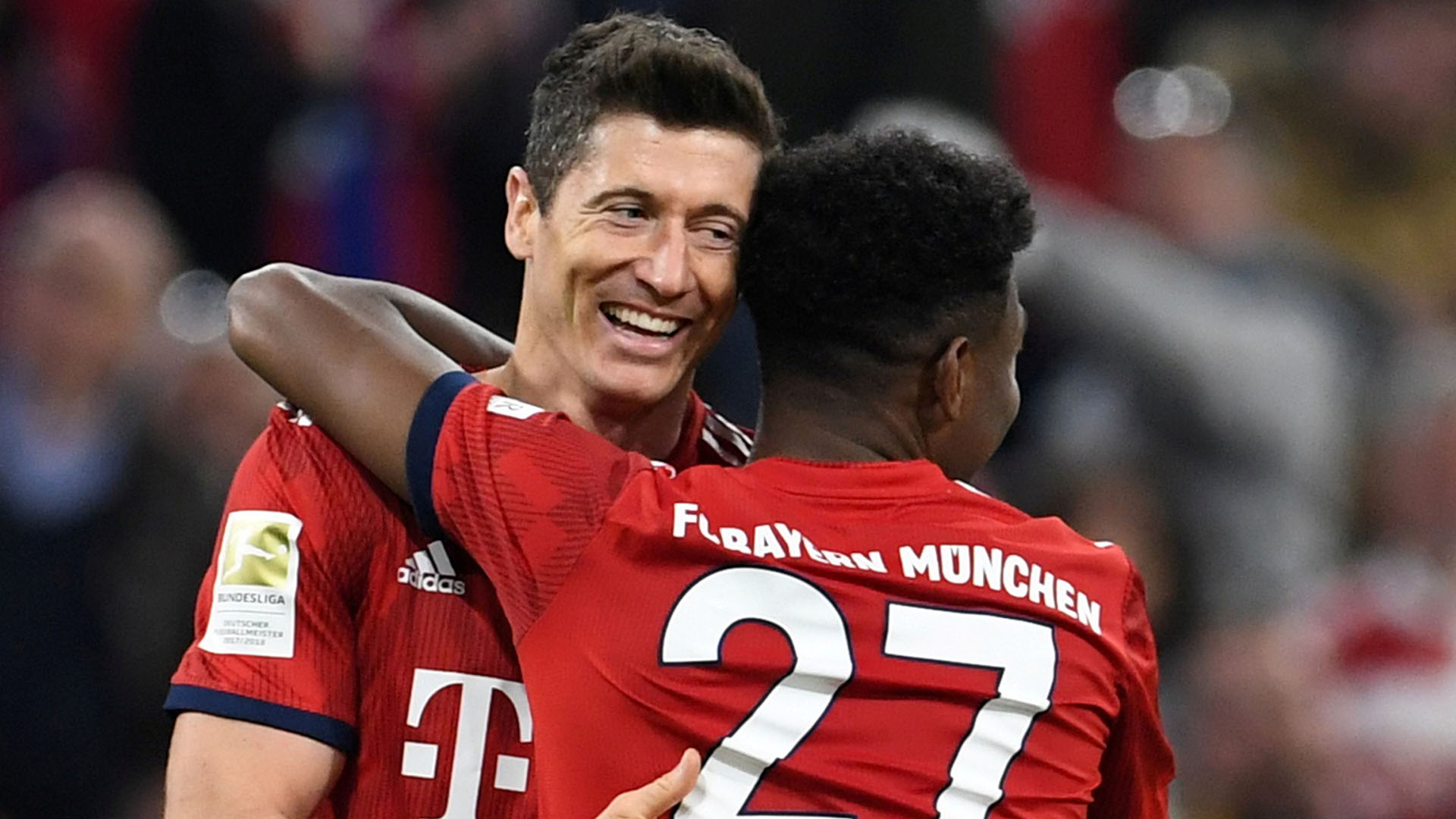 Robert Lewandowski marcó dos goles ante el Borussia Dortmund y alcanzó los 200 goles en la Bundesliga (REUTERS)