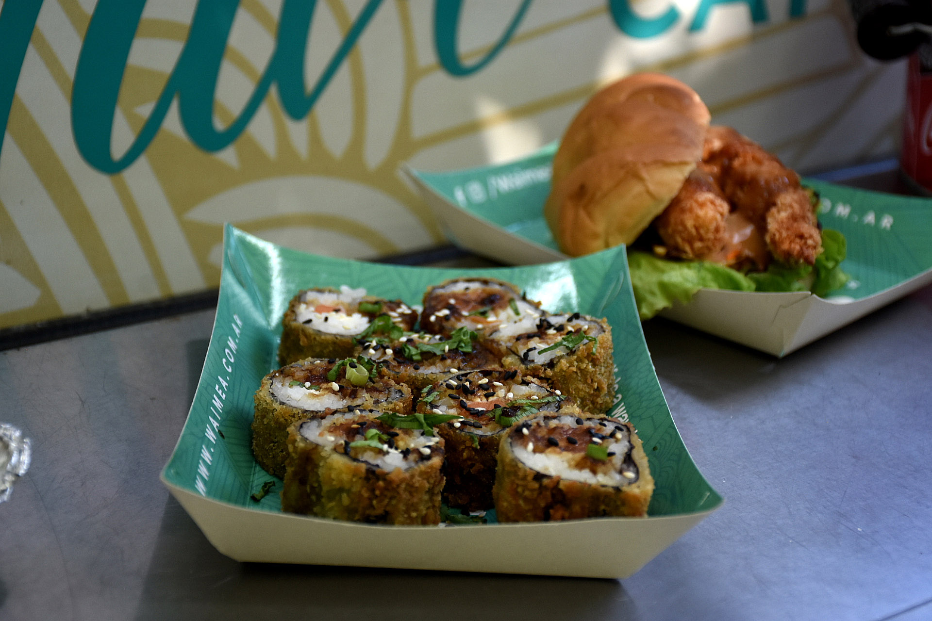 Sushi hot roll, el plato estrella de Waimea, el food truck de Waimea. En su camión ofrecen además del tradicional sushi, un sandwich de langostinos, una empanada de langostinos, y gyoza de cerdo