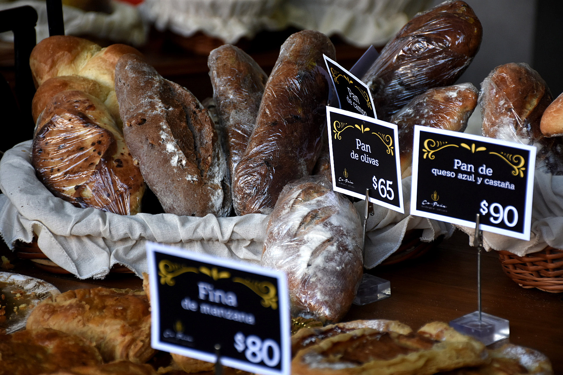 Co Pain Boulangerie, uno de los carritos presentes en la feria ofrece unas de las delicatessen de la boulangerie francesa. Los diferentes panes saborizados. Para esta ocasión, llevaron panes de queso azul y castañas, pan de olivas, el pan de chocolate y la baguette de masa madre