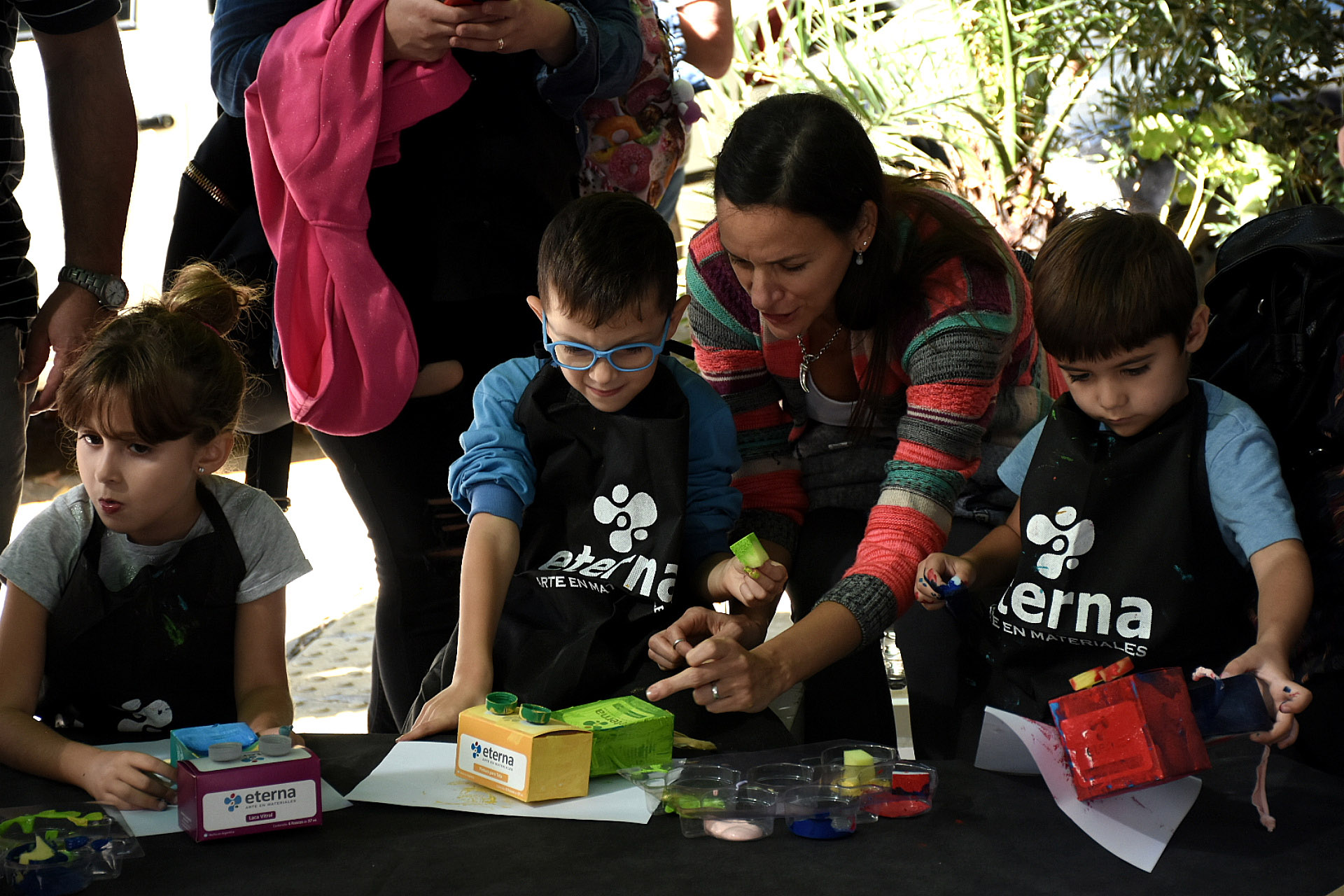 Todos querían participar. Fila para asistir al taller de pintura. Con témperas los niños se llevan de recuerdo a sus casas una manualidad que hacen en la feria