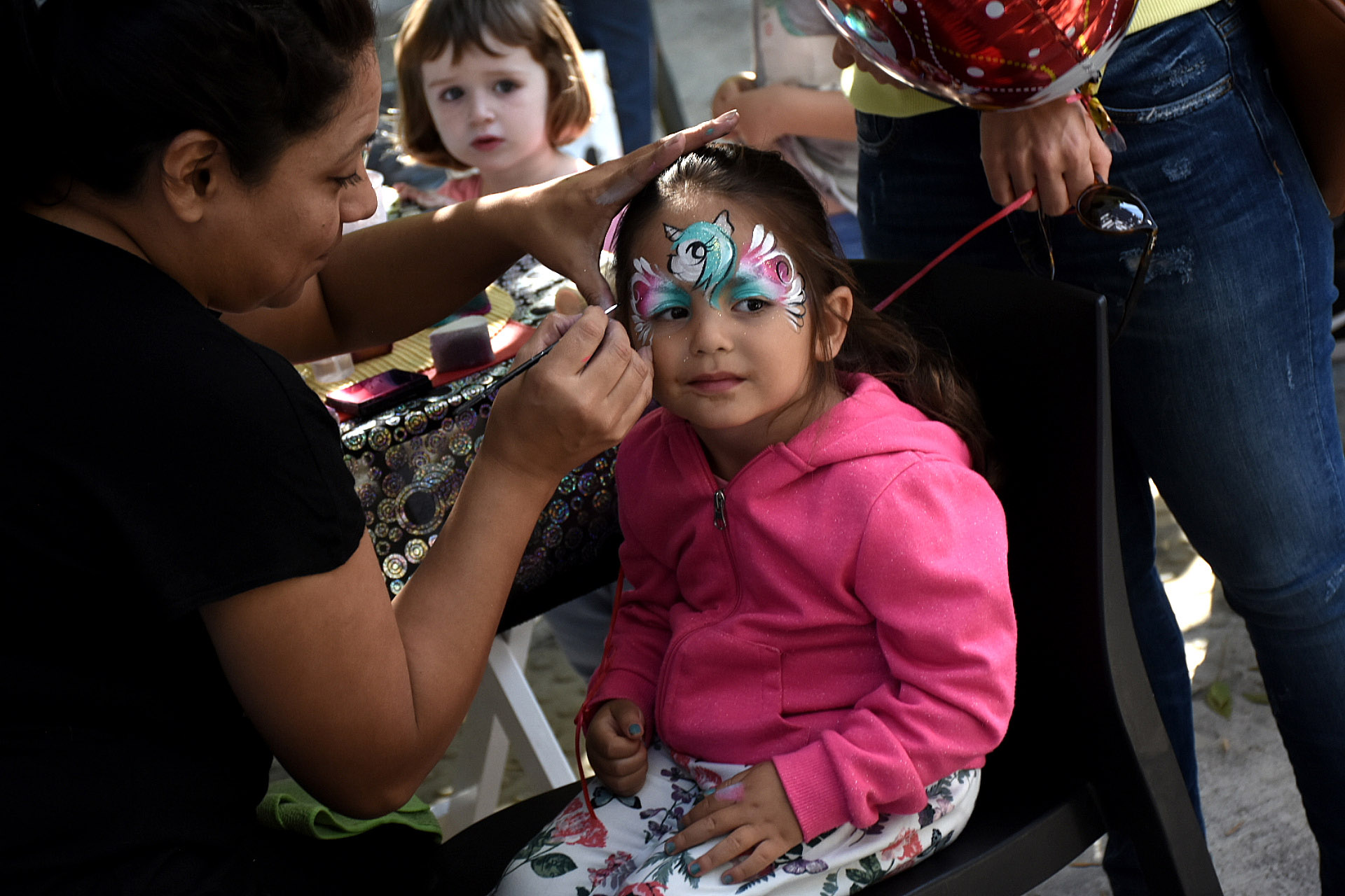Para las más coquetas, este año la feria Leer y Comer contó con expertas en maquillaje para que los niños puedan pintarse el rostro con sus personajes favoritos. Unicornios, mariposas y pájaros fueron los diseños más solicitados