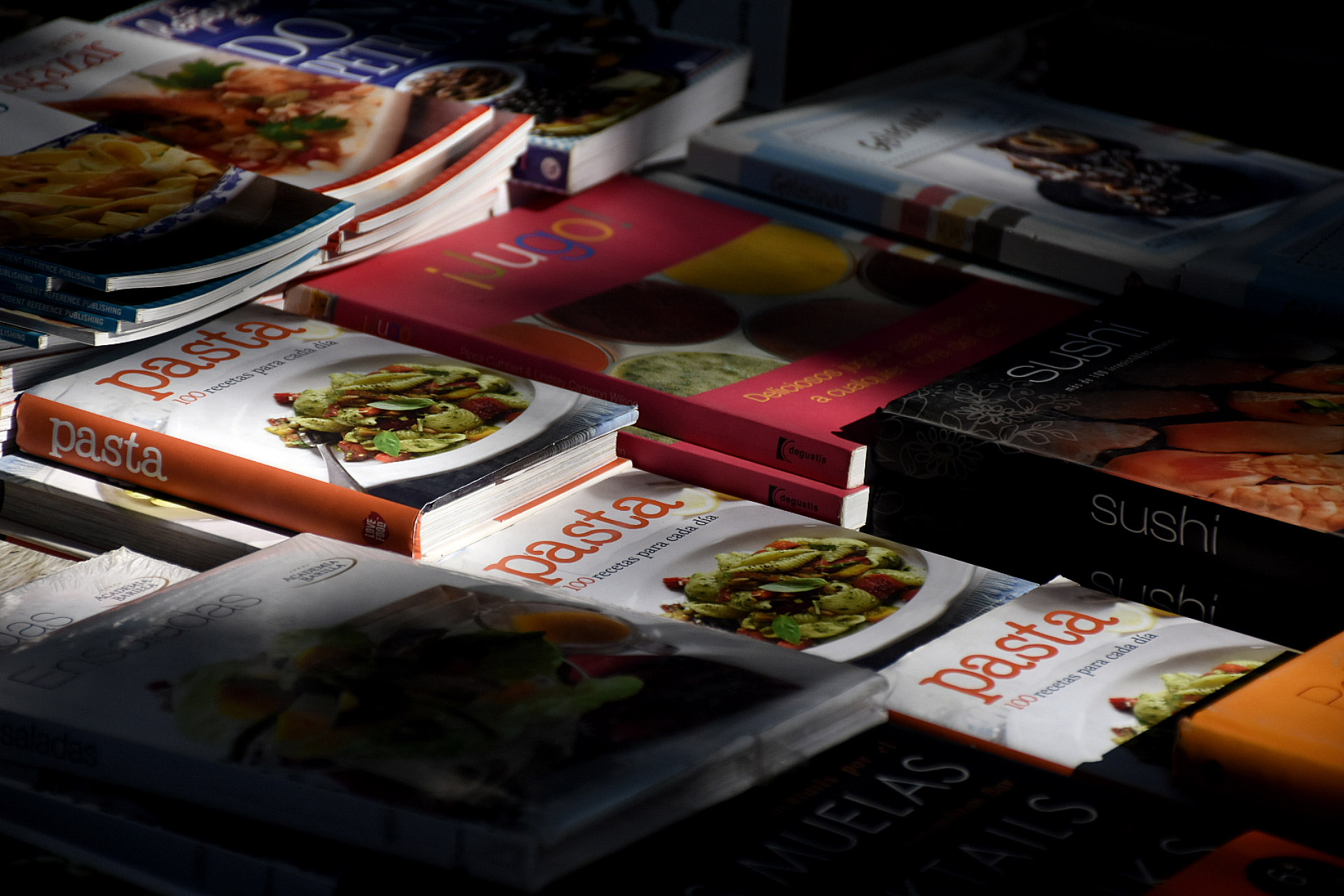 Otra edición más, los mejores libros de cocina estuvieron con sus respectivas editoriales en la feria Leer y Comer. Cocineros y escritores los firmaron y dieron charlas en el auditorio presentando su libro.