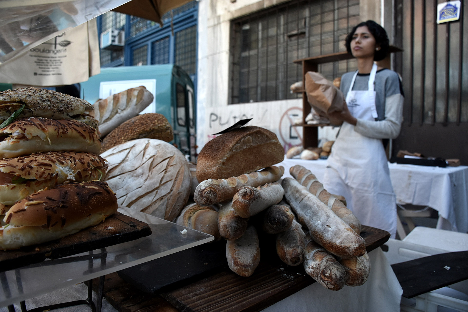 Las baguette y los sándwiches de rúcula, queso brie, tomates confitados y aceite de oliva by Lepi Boulangerie, un clásico de la feria que también tiene sus tradicionales platos dulces