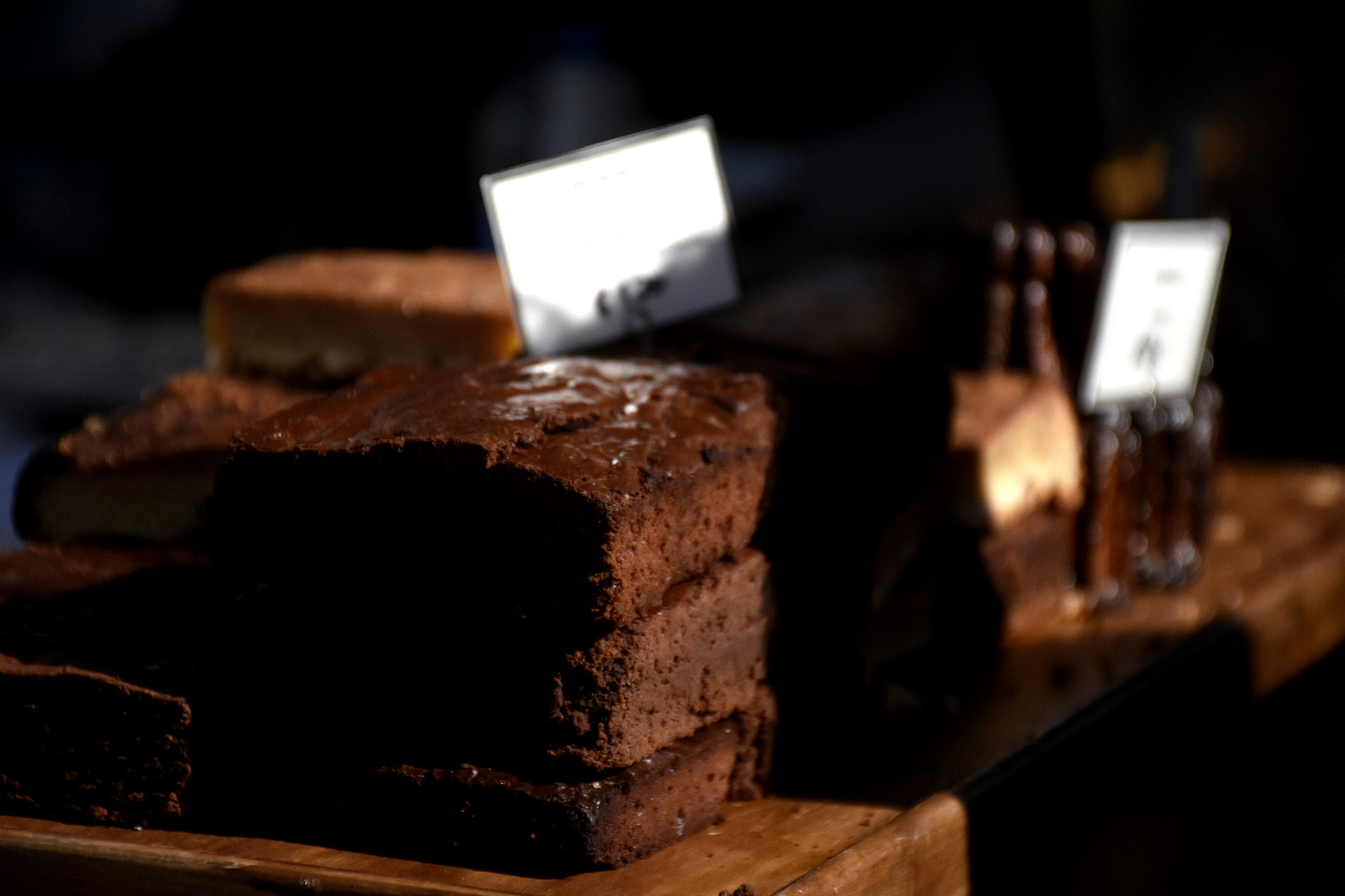 Las delicias dulces no pueden faltar. Brownies de chocolate negro by Compañía de Chocolates. En su carrito también llevaron sus clásicos helados que incluyeron el tradicional pistacho, postres y tortas para compartir con la familia y en pareja