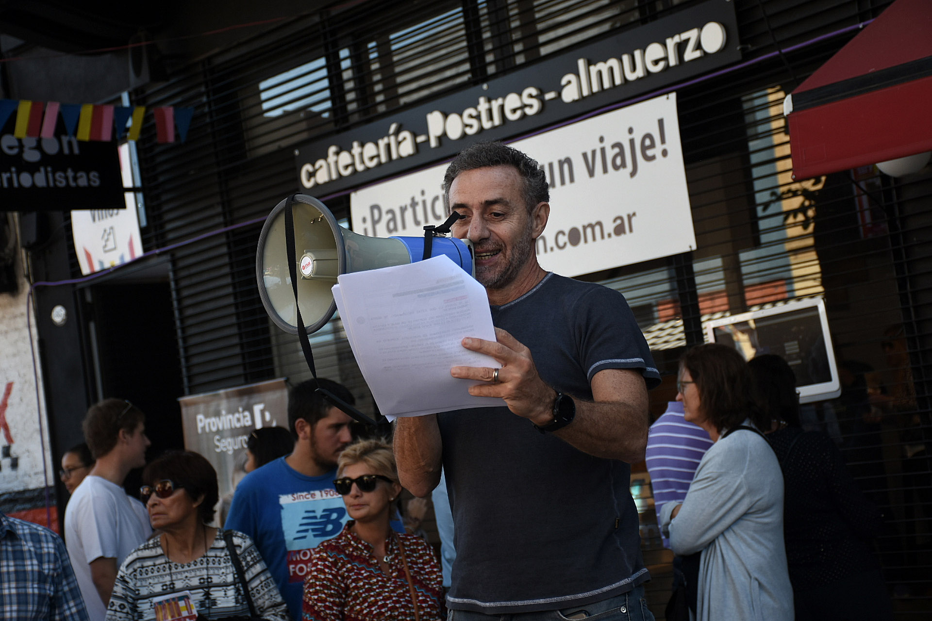 Con megáfono en mano, el periodista Luis Majul, periodista y creador de la feria Leer y Comer en diálogo con Infobae dijo sobre la nueva edición “en familia”: “Vimos por muchos años que a la feria vienen muchas familias y a veces nos quedamos cortos con las actividades que tenemos para ellos, entonces esta edición planeamos actividades especiales para niños en las que se pudieran sumar los padres o actividades especiales para ellos en la que ellos pudieran estar resguardados y los padres quedarse comiendo o presenciando charlas o las presentaciones de libros. Este año hay talleres de mini chefs, búsquedas del tesoro, maquillaje, talleres de pintura, taller de decoración, retratos en vivo, degustación de comida y hay niños por todos lados. Me encanta”.