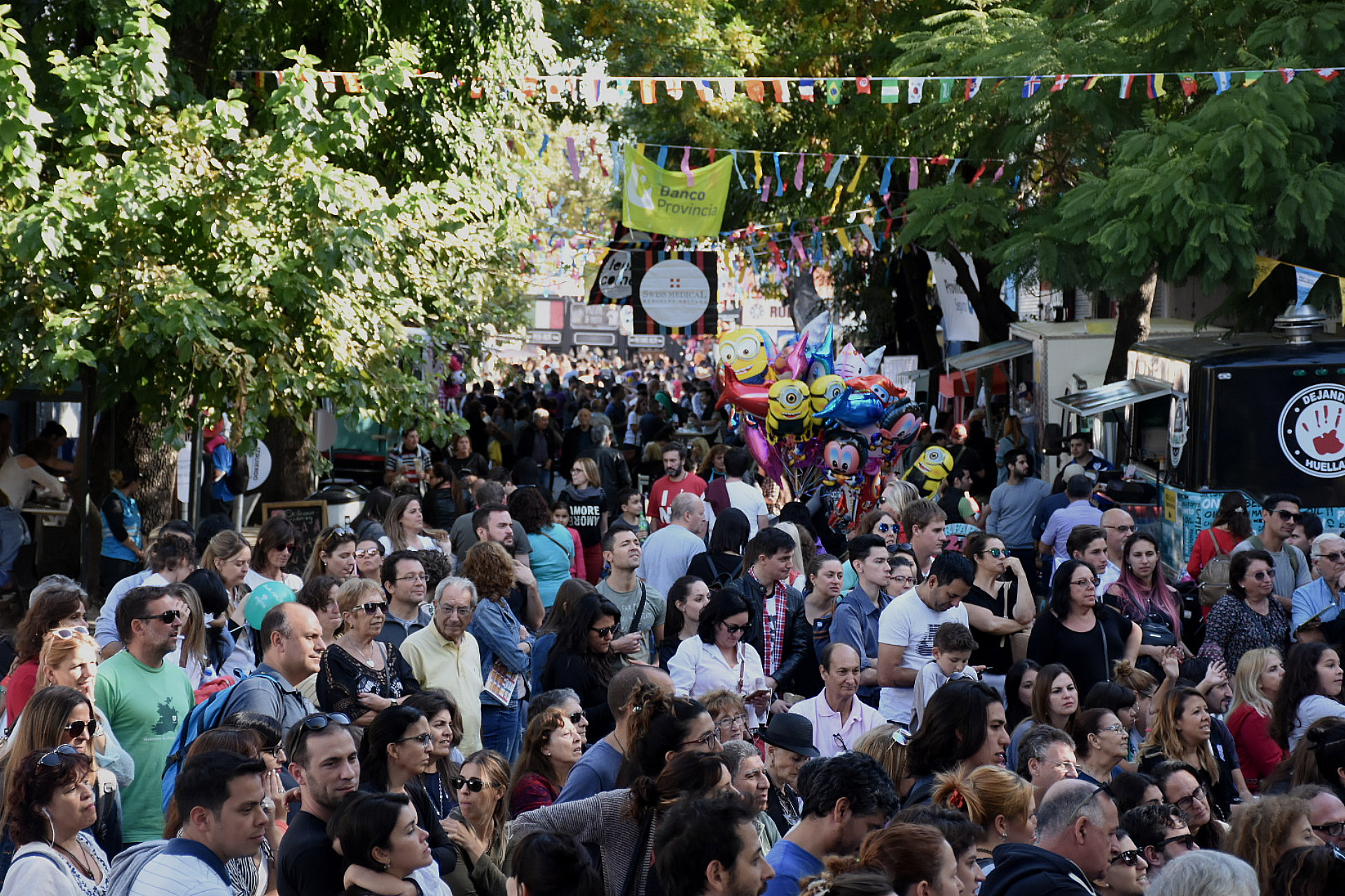 La feria Leer y Comer es un clásico de todos los años que se organiza en el barrio porteño de Chacarita donde dos pasiones de unen. La literatura y la gastronomía. Esta edición, la número 11, tuvo como leitmotiv “en familia” donde predominaron las actividades infantiles.