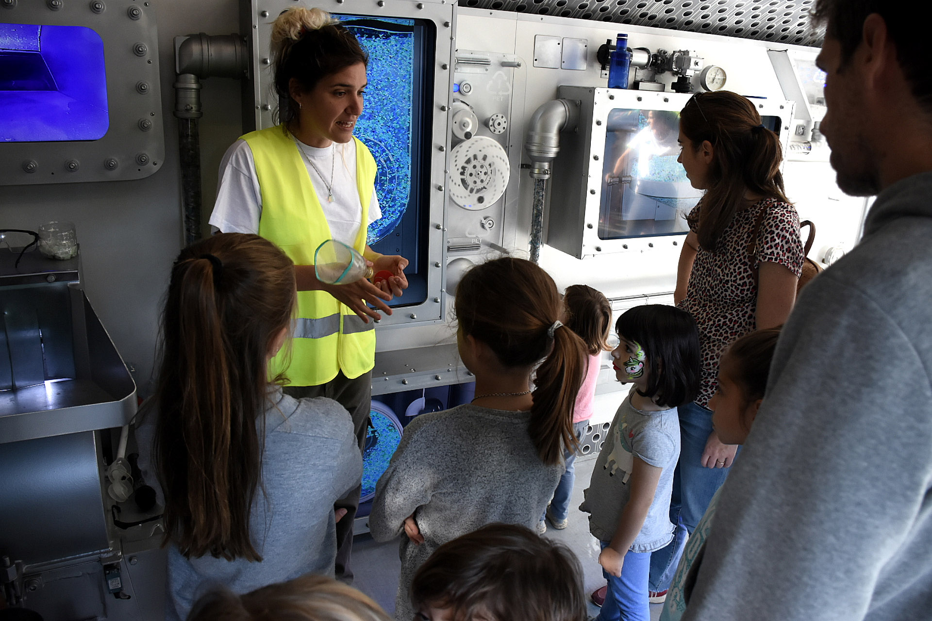 Los más pequeños de la familia mientras sus padres escuchaban la charla de cocineros y escritores pudieron disfrutar de actividades recreativas como el camión de ciencia