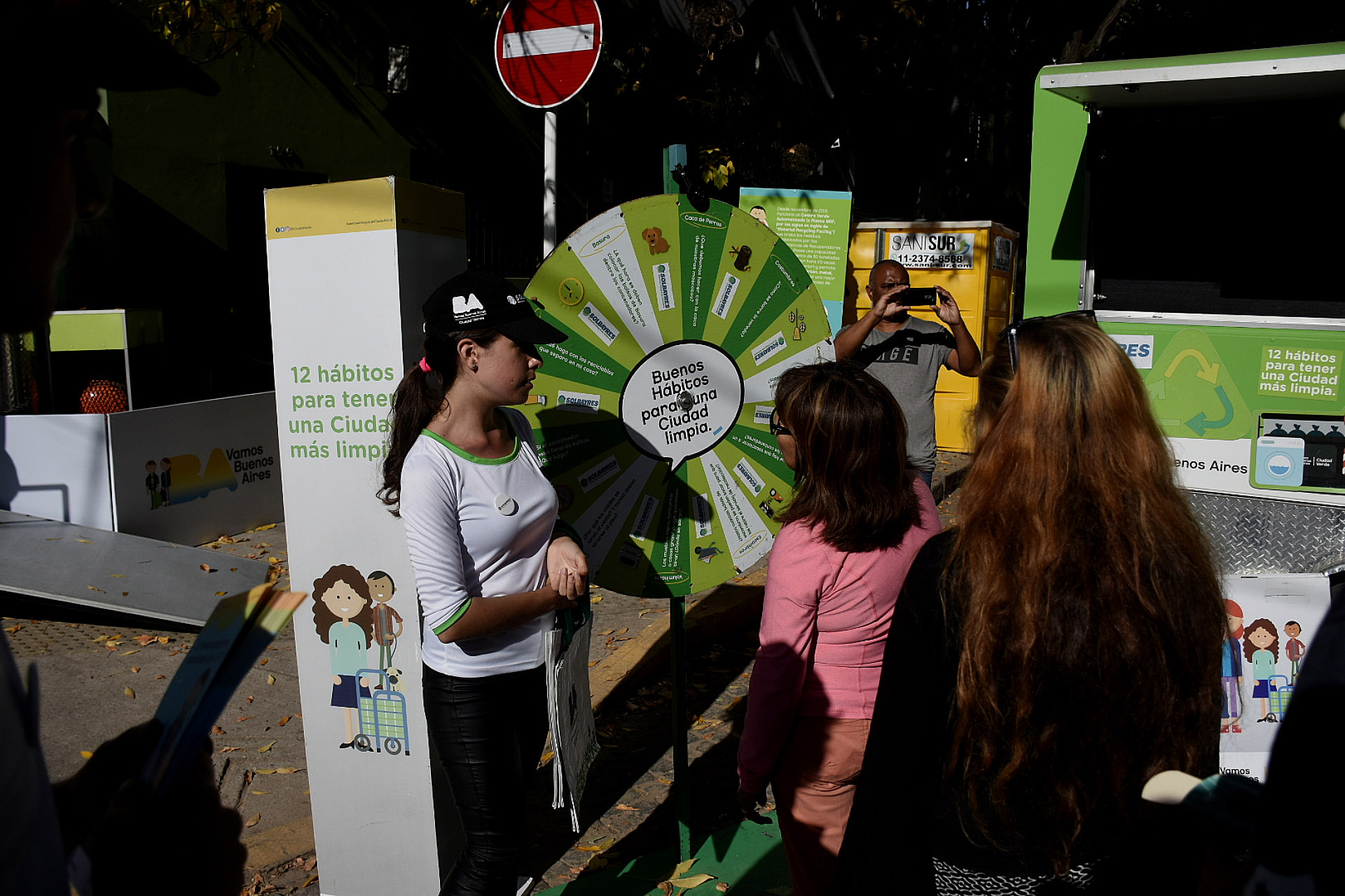 Cientos de vecinos se acercaron al barrio porteño de Chacarita para probar los sabores de los food trucks de Leer y Comer y también participar del stand de buenos hábitos de una Ciudad limpia. Ah{i podías ganar premios