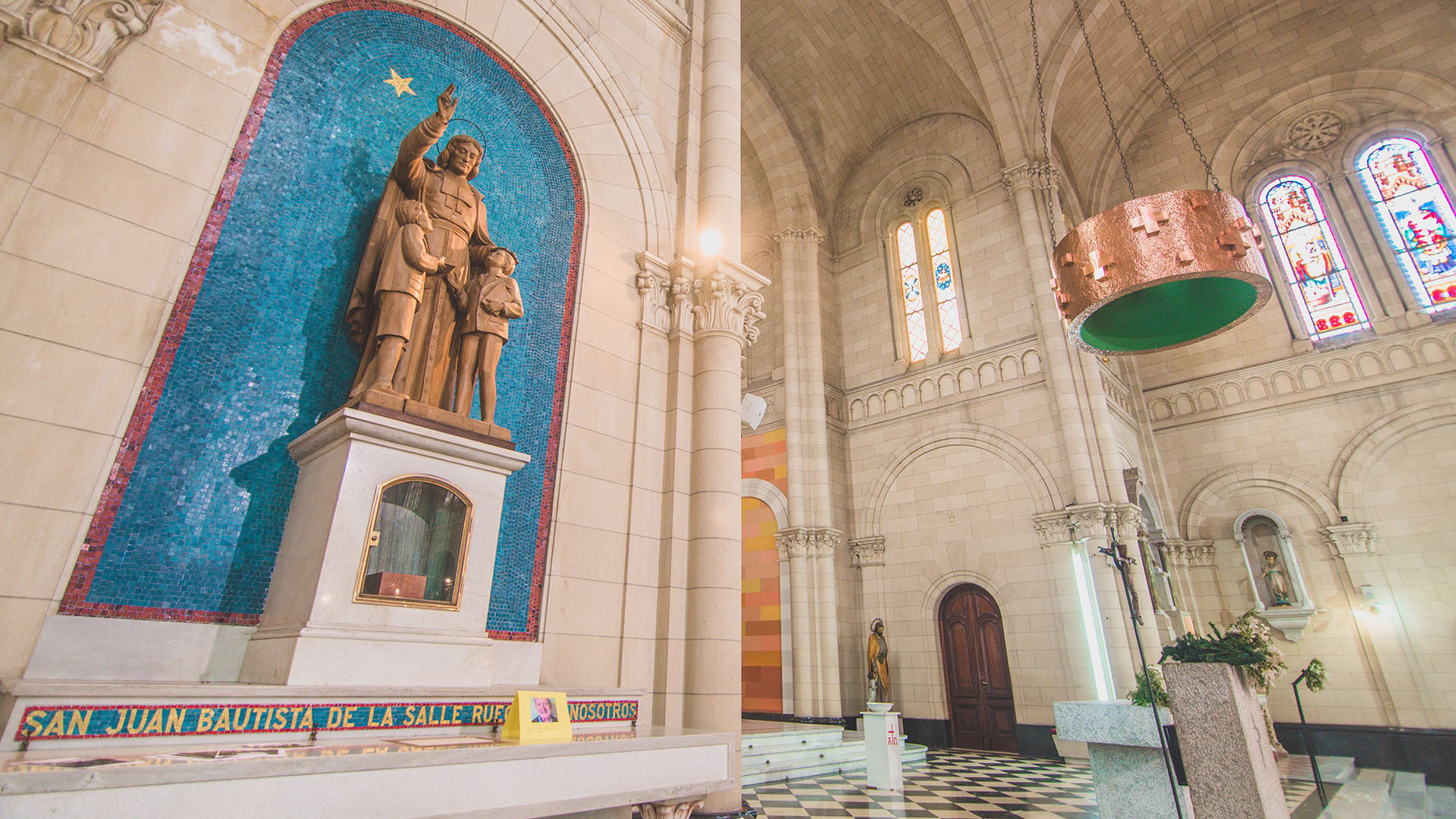Imagen de San Juan Bautista de La Salle en la capilla del Instituto La Salle de Florida (Foto gentileza Fundación La Salle)