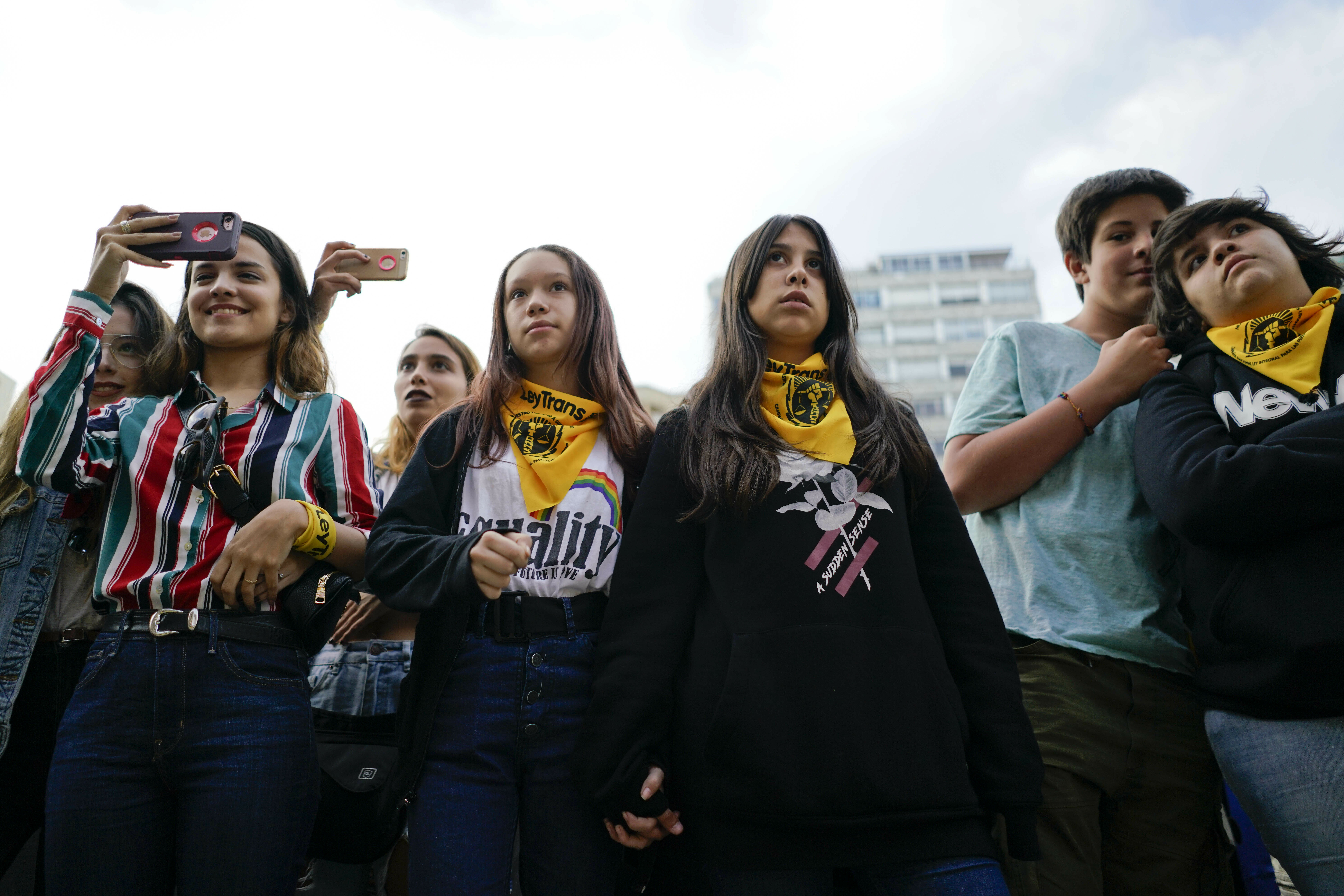 Un grupo de adolescentes en la marcha en Montevideo. (AP Photo/Matilde Campodonico)