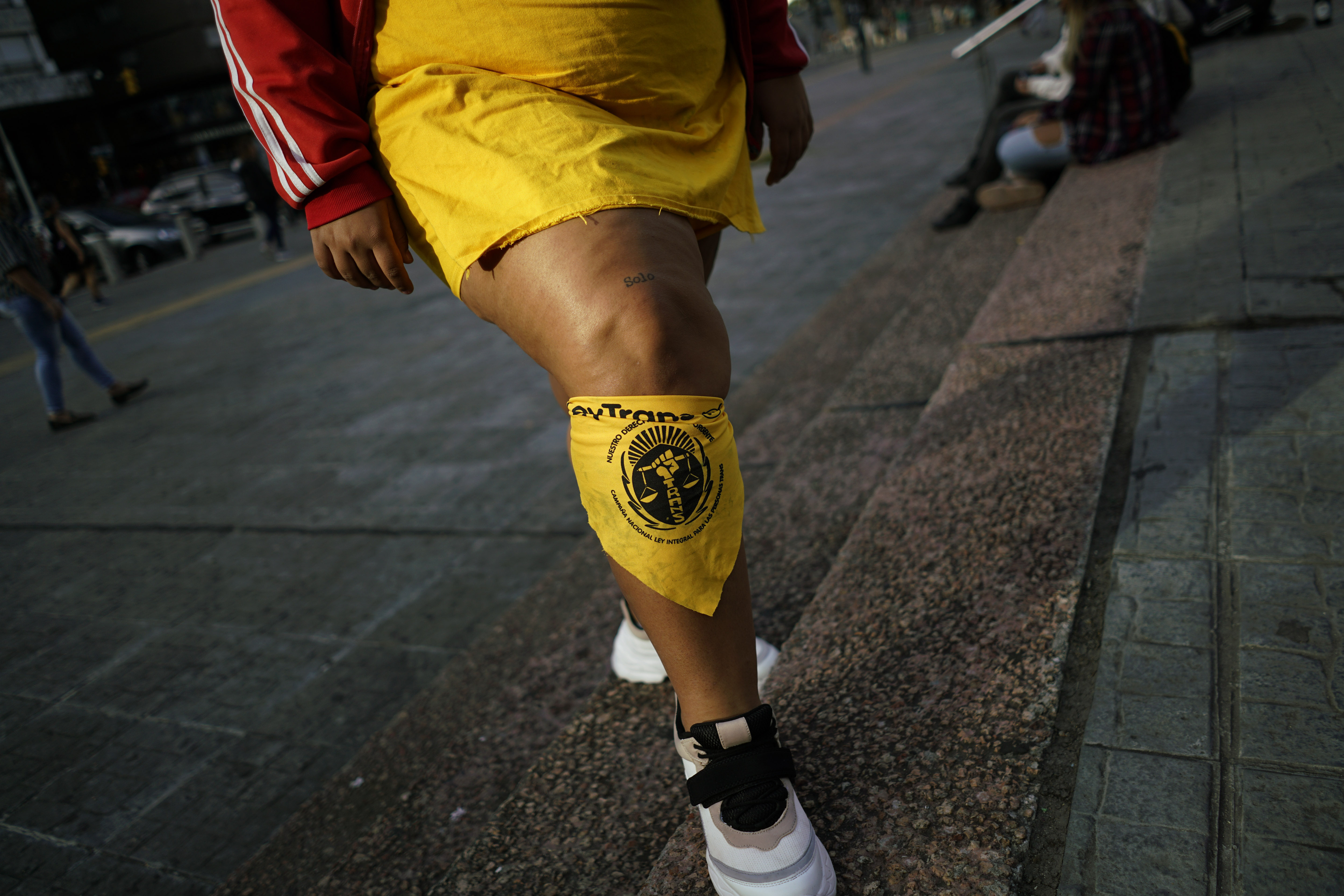 El pañuelo amarillo se convirtió en un símbolo de la marcha. (AP Photo/Matilde Campodonico)