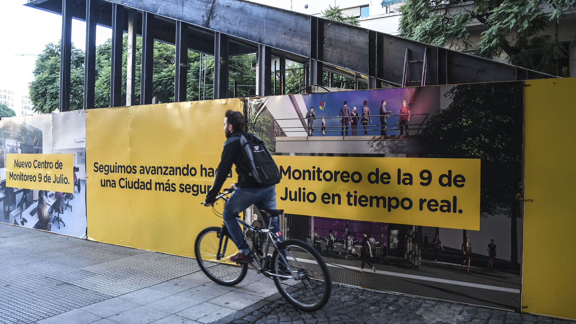 En Diagonal Norte comenzaron a construir la estructura de 8 metros de altura (Télam)