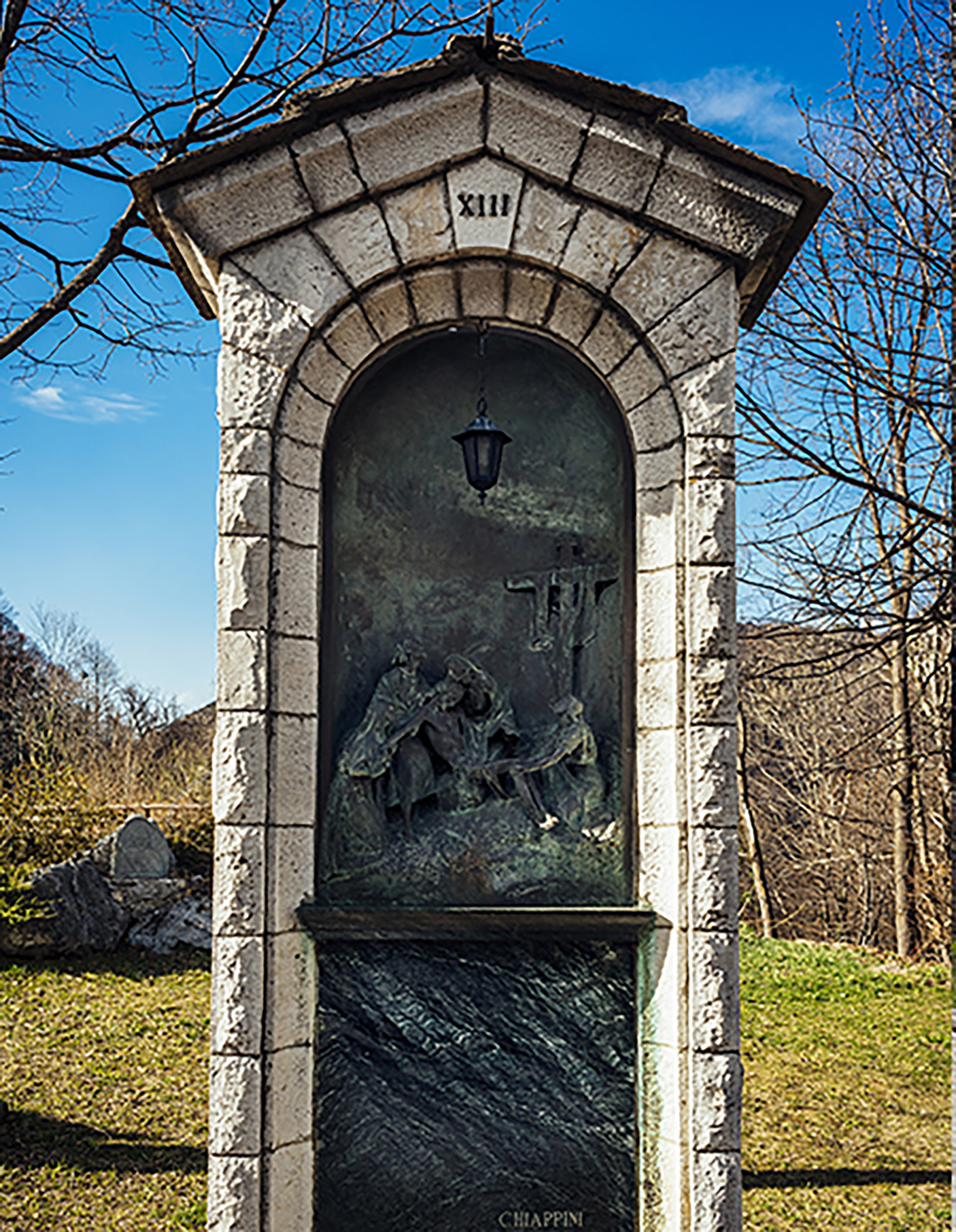 Las 14 estaciones del Vía Crucis del escultor Michele Vedani se venden con un descuento del 15% por 600.000 euros. Comenzó a construirse en 1940 y la obra, en bronce, concluyó en 1968