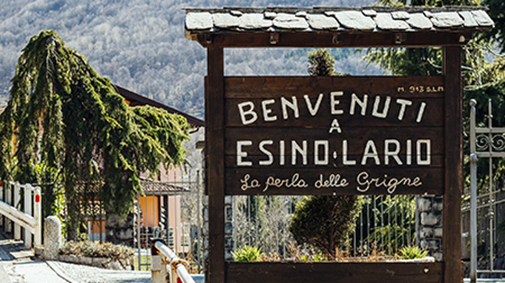 “Bienvenidos a Esino Lario”, el letrero que da la bienvenida al pintorezco pueblo de Lombardía. ¿Le gusta? Puede ser suyo por 1.250 euros (http://vendesiesino.it/)