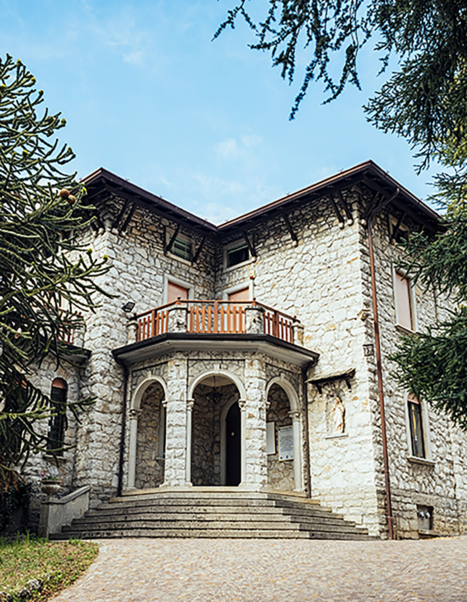 La imponente Villa Clotilde alberga hoy día al edificio de información de Esino Lario, el archivo del pueblo y la biblioteca pública. Por 300.000 euros, pude usted darle el uso que desee