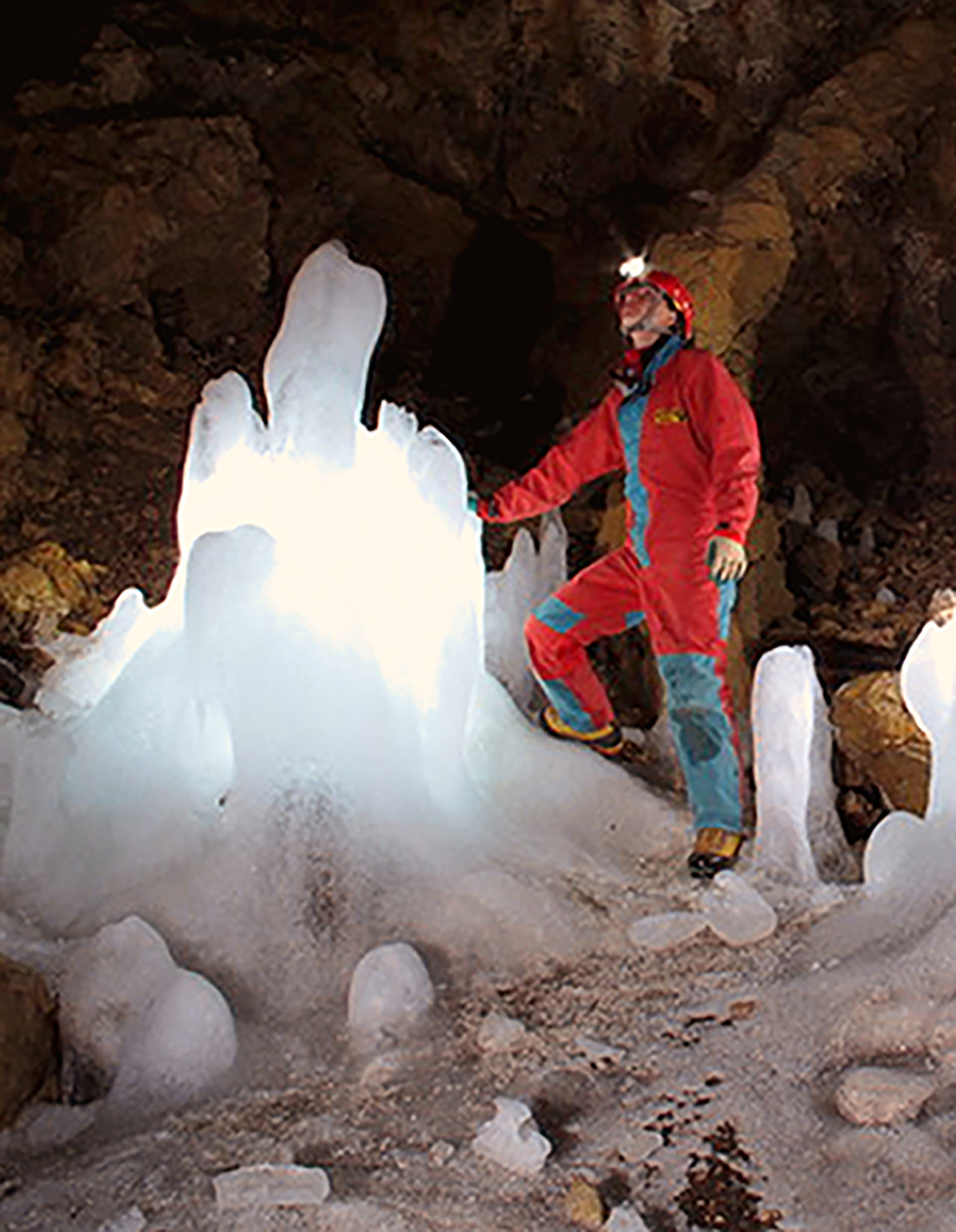 No sólo están a la venta los edificios y espacios públicos de Esino Lario. La cueva congelada de Moncodeno tiene un precio de apenas 450.000 euros (http://vendesiesino.it/)