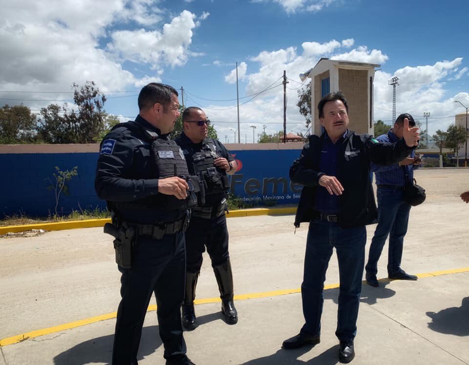 Gastélum, dando indicaciones a unos policías locales en Tijuana (Foto: Twitter @jmgastelumb)