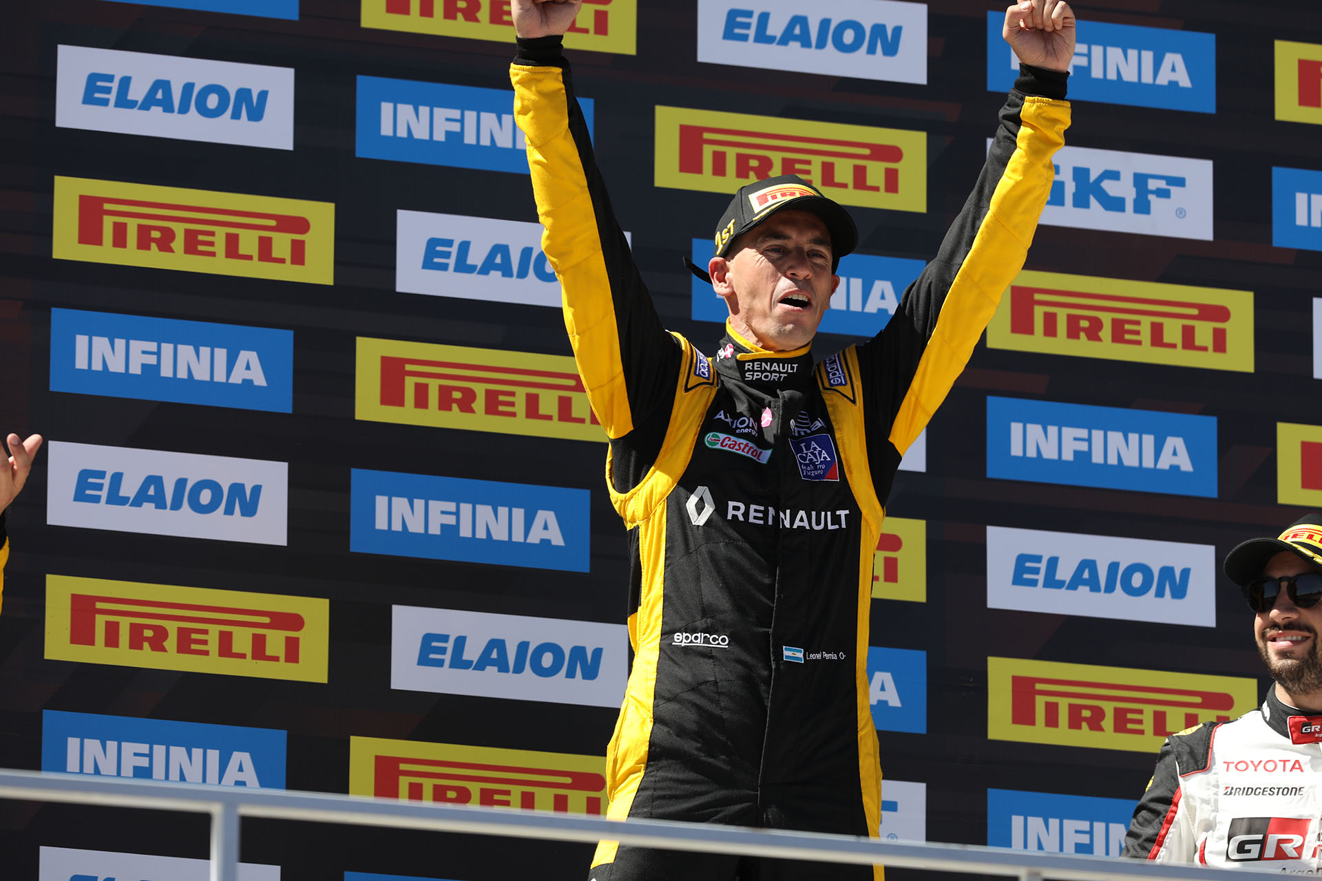 Leonel Pernía, con Renault Fluence, ganó en la primera carrera del año
