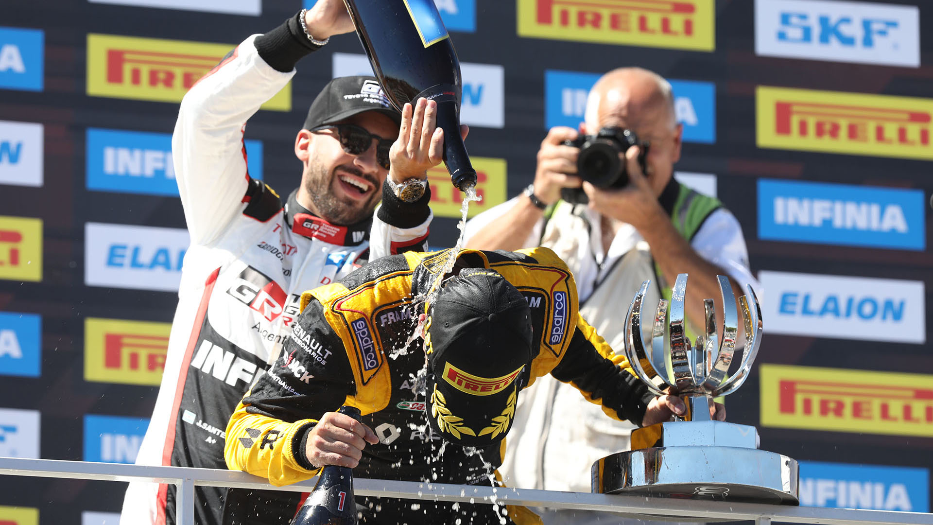 El festejo de los pilotos más rápidos del domingo