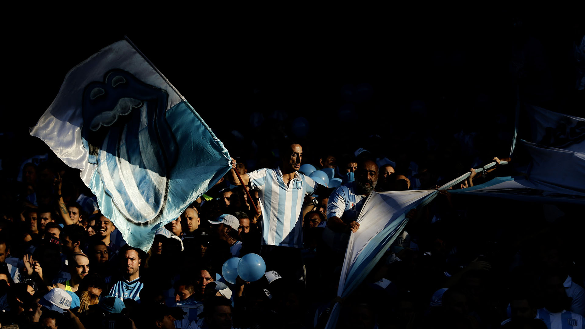La fiesta en el Cilindro se vivió en las tribunas y en el campo de juego (Nicolás Aboaf)