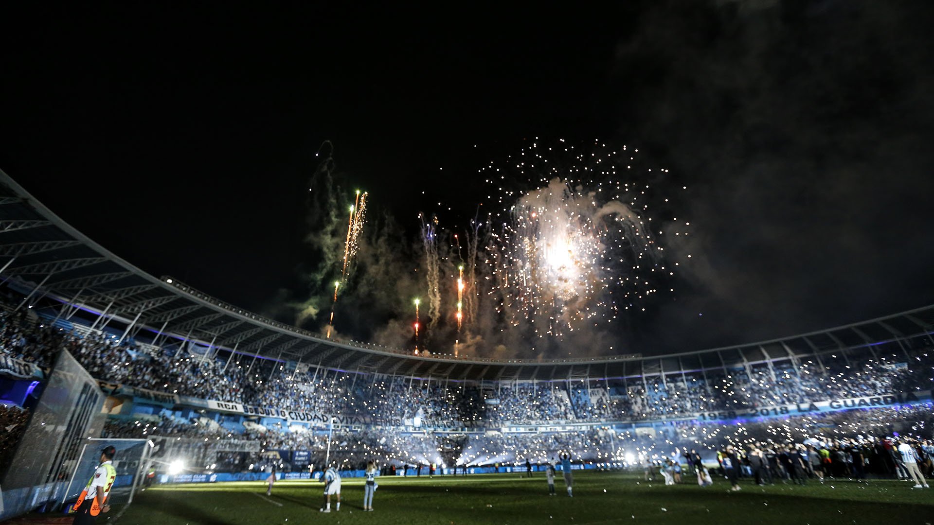 La fiesta en el Cilindro se cerró con fuegos artificiales (Foto: Nicolás Aboaf)