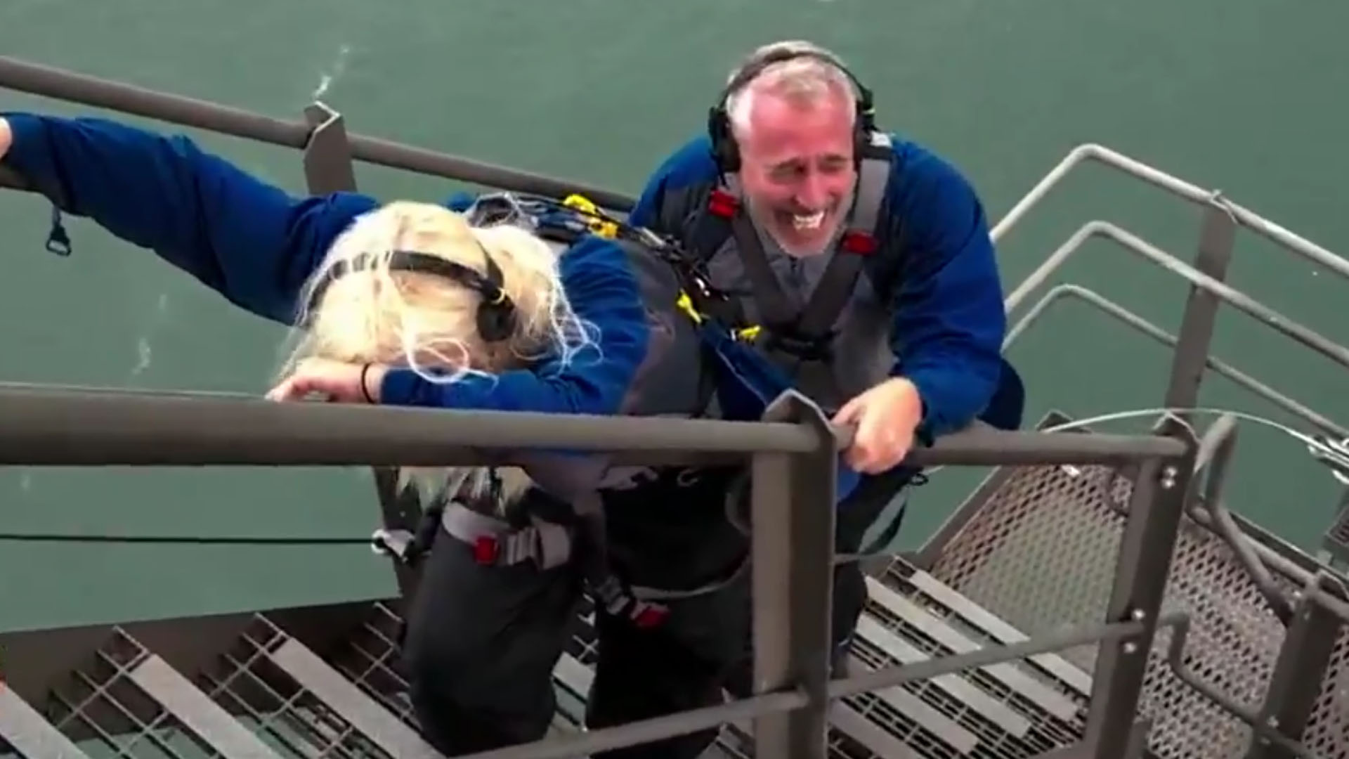 Engañada por Marley, Susana Giménez subió hasta la cima de un puente en “Por el Mundo” y no ocultó su pánico: “¡Están locos!”
