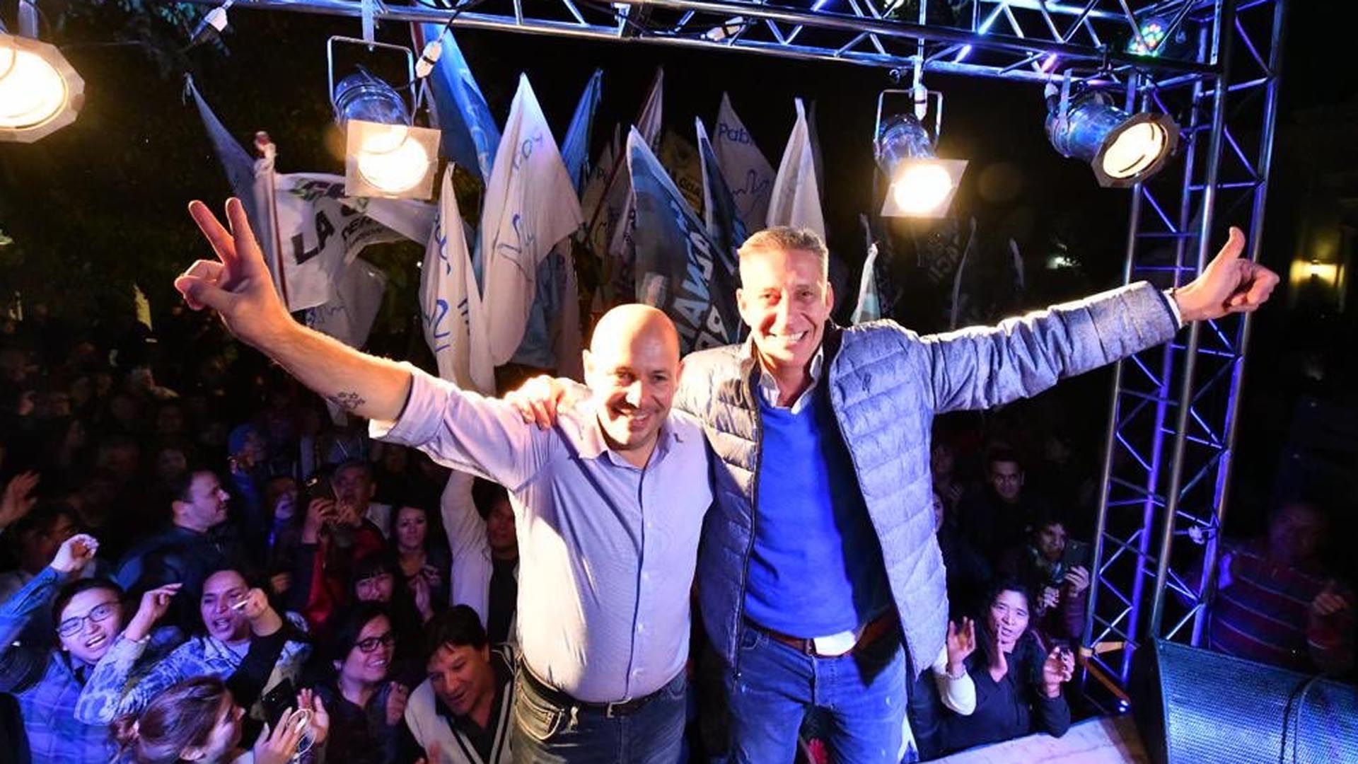 Ricardo Sastre, candidato a vicegobernador, y el mandatario Mariano Arcioni. Ambos festejaron su desempeño en las PASO cerca de las 23. (Twitter)