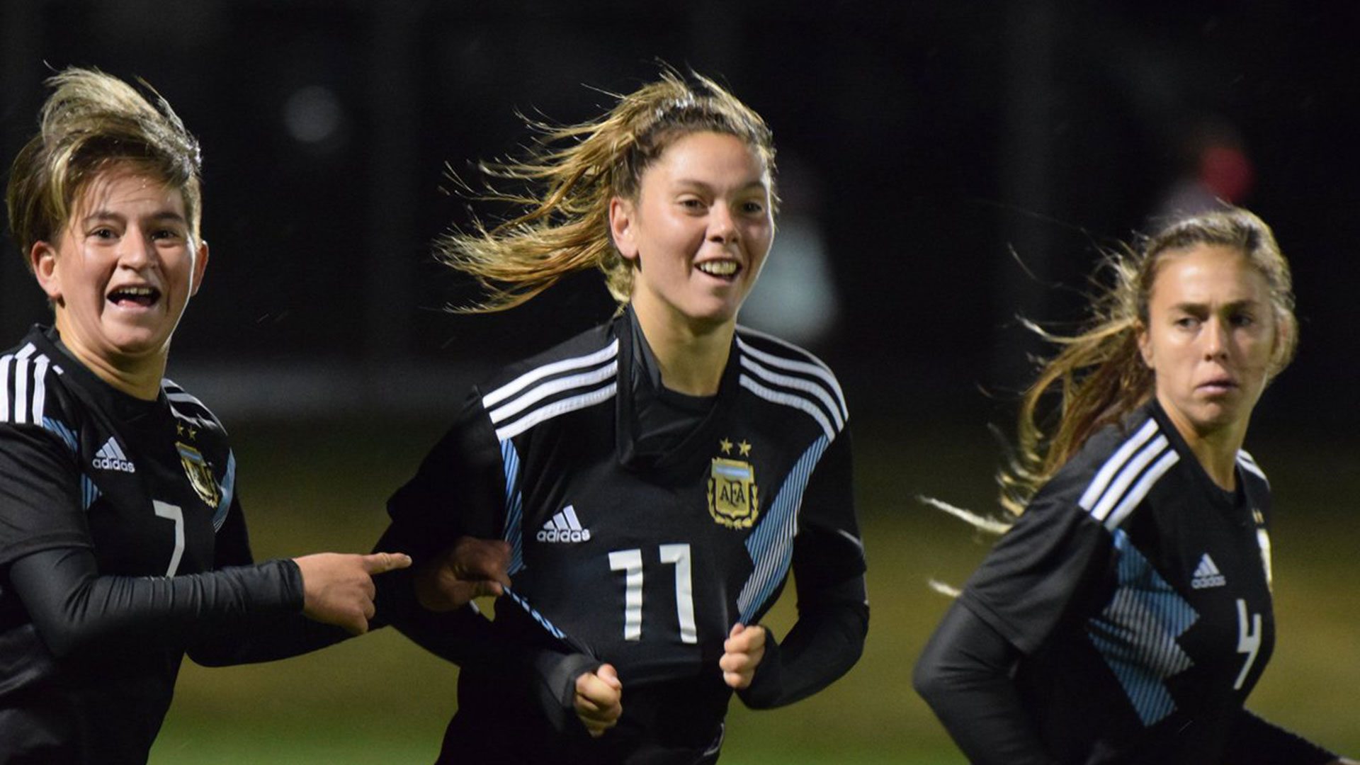 “Mili” Menéndez festeja su gol en el primer amistoso (@Argentina)
