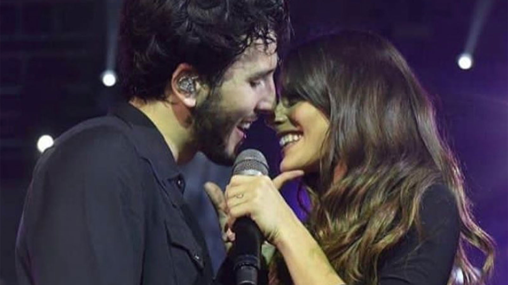 Sebastián Yatra y Tini Stoessel en el Luna Park
