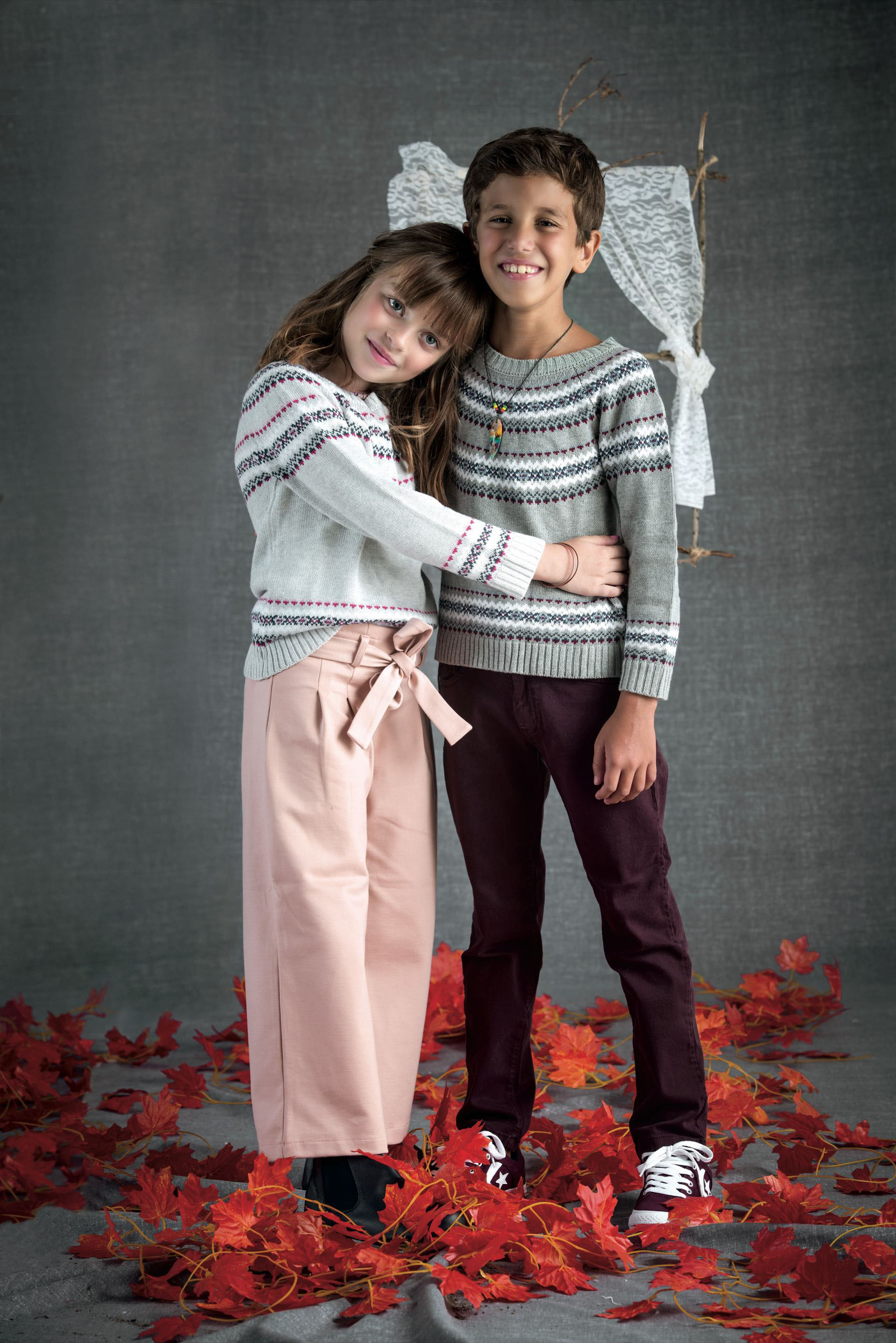 Oli: Suéter con guardas (Broer), crop pant (Stai Zitta) y botas (Bhutan). Salvi: Suéter con guardas ( Broer), pantalón chupín de gabardina (Herencia Custom Garage Boys) y zapatillas (Converse).