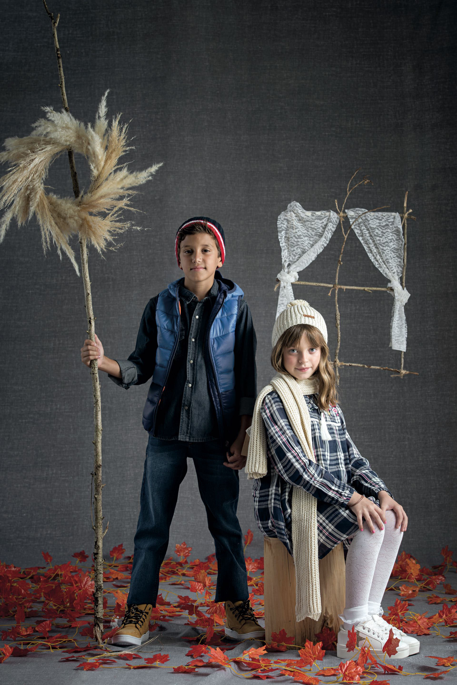 Salvi: Chaleco inflado, camisa de denim,jean, gorro de lana y botitas (Mimo & Co). Oli: Vestido escocés, bufanda, gorro de lúrex y zapatillas de charol (Mimo & Co), medias largas caladas y soquetes con encaje (Medias Ingrid).