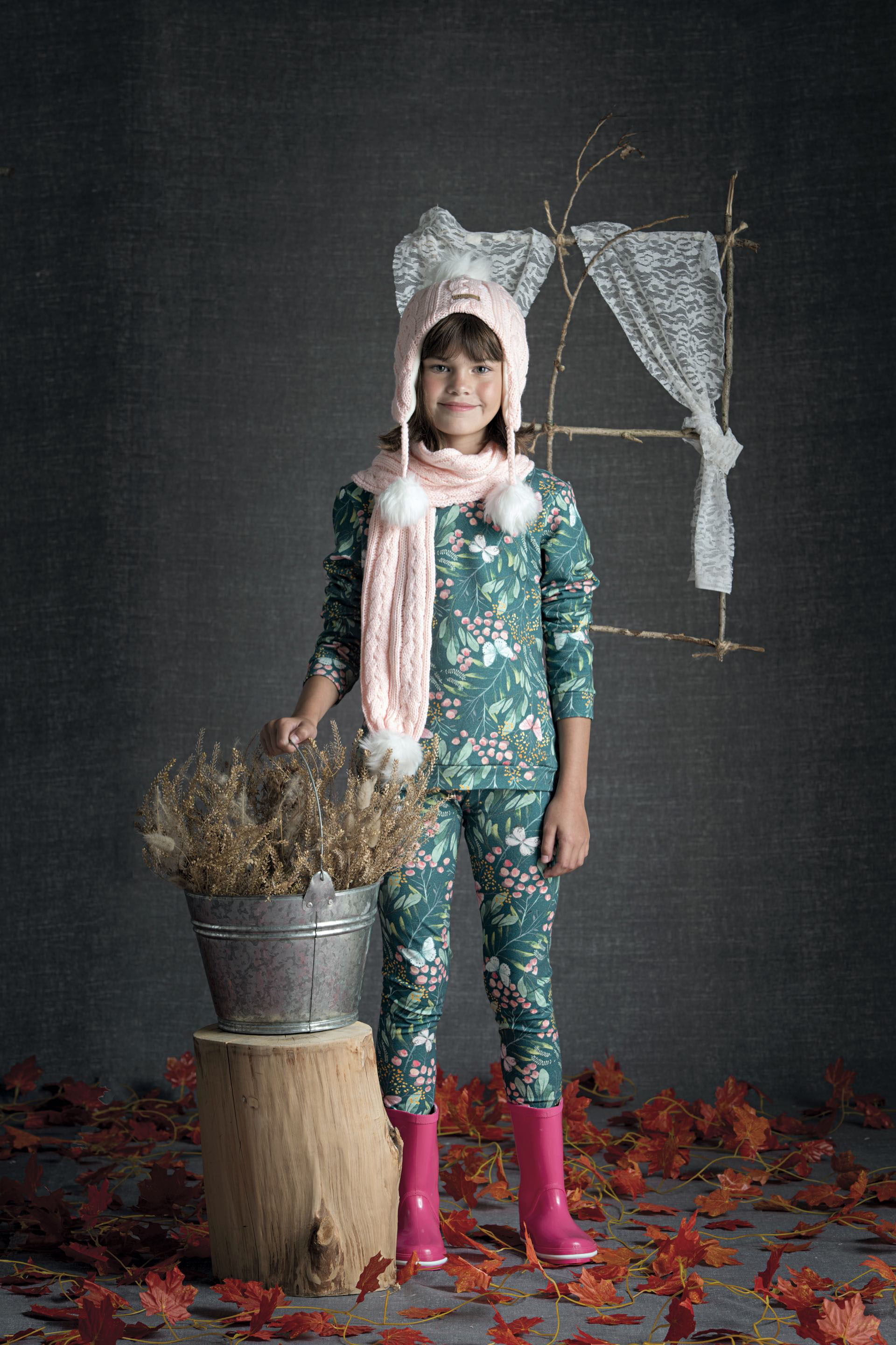 Buzo con flores, leggings con la misma estampa, botas de goma, gorro de lana y bufanda con pompones (Mimo & Co).
