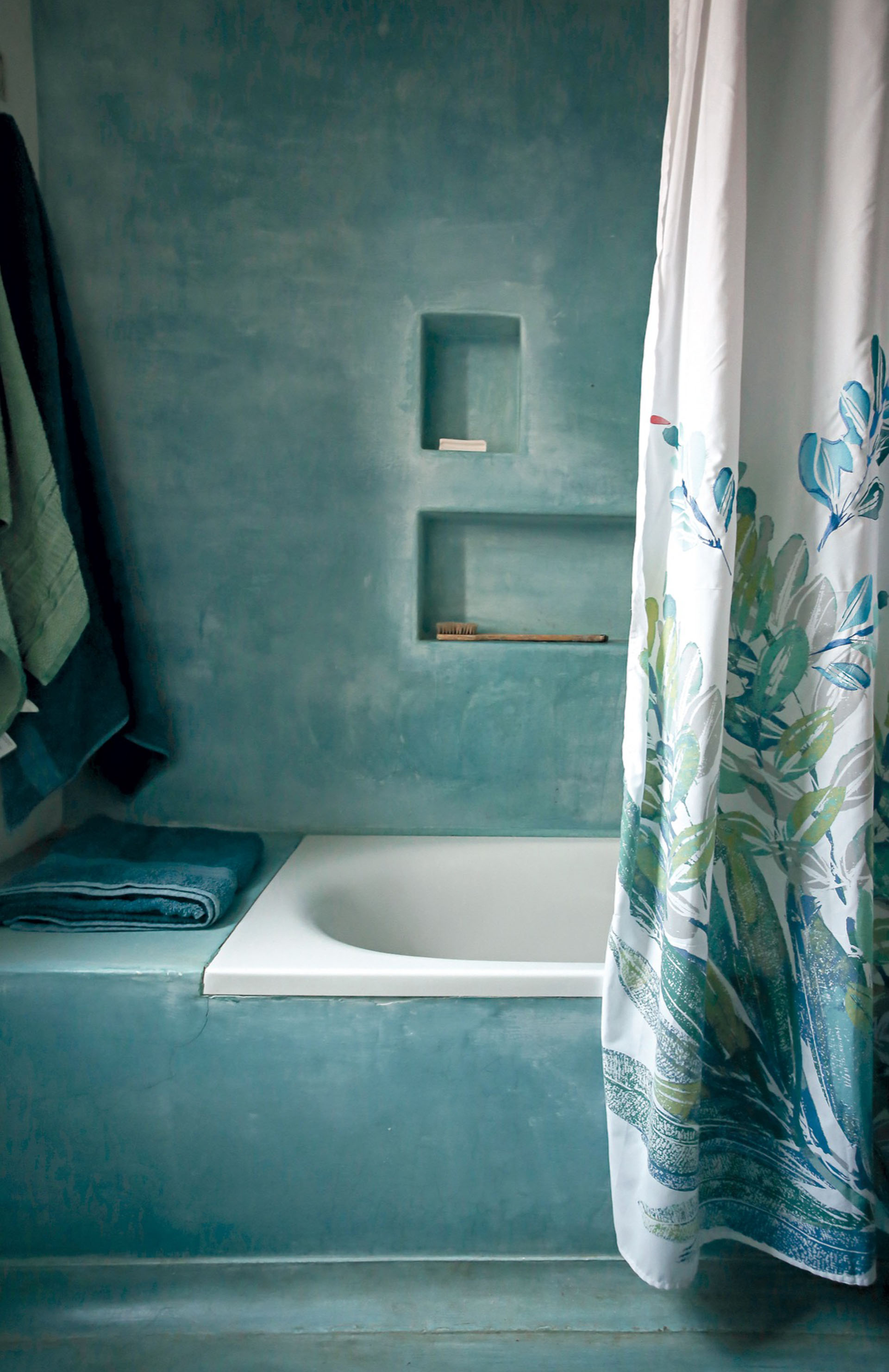 El color violeta resalta la arquitectura de esta casa cordobesa