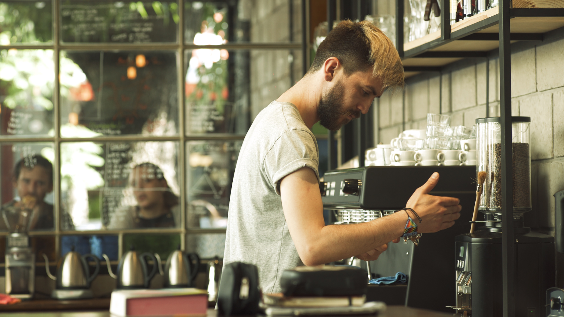 El barista Diego Baetcker, de Cigaló, comentó que “media hora antes de abrir, probamos el café y modificamos los parámetros para que cuando llegue el cliente esté el mejor café”
