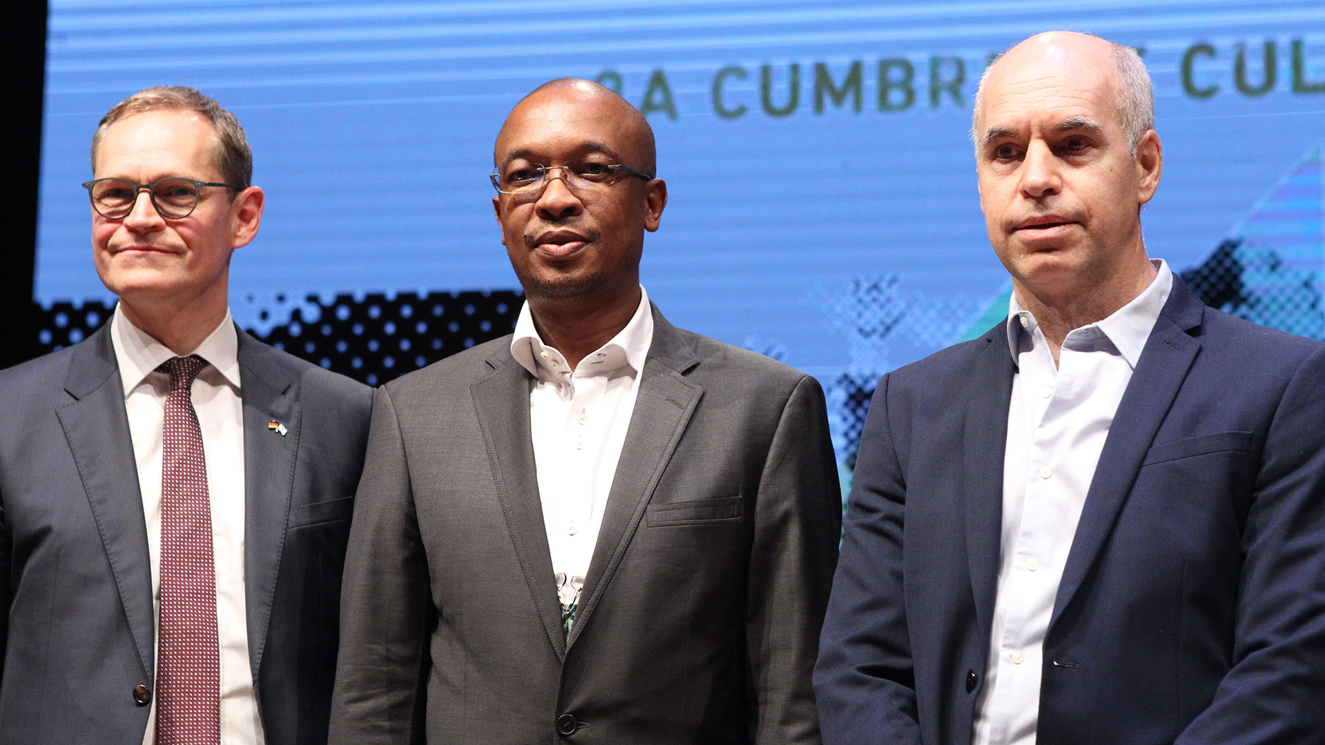 El alcalde de Berlín, Michael Müller, el presidente de Ciudades y Gobiernos Locales Unidos (CGLU), el sudafricano Parks Tau, y el jefe de Gobierno de la ciudad de Buenos Aires, Horacio Rodríguez Larreta (EFE/ Pablo Ramón)