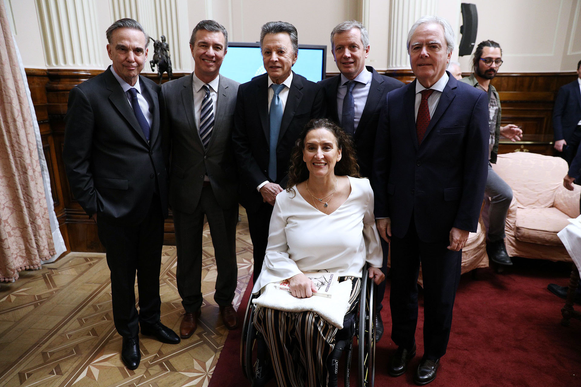 Palito con los legisladores que lo distinguieron: Picheto, Aguilar, Monzó, Federico Pinedo y Michetti