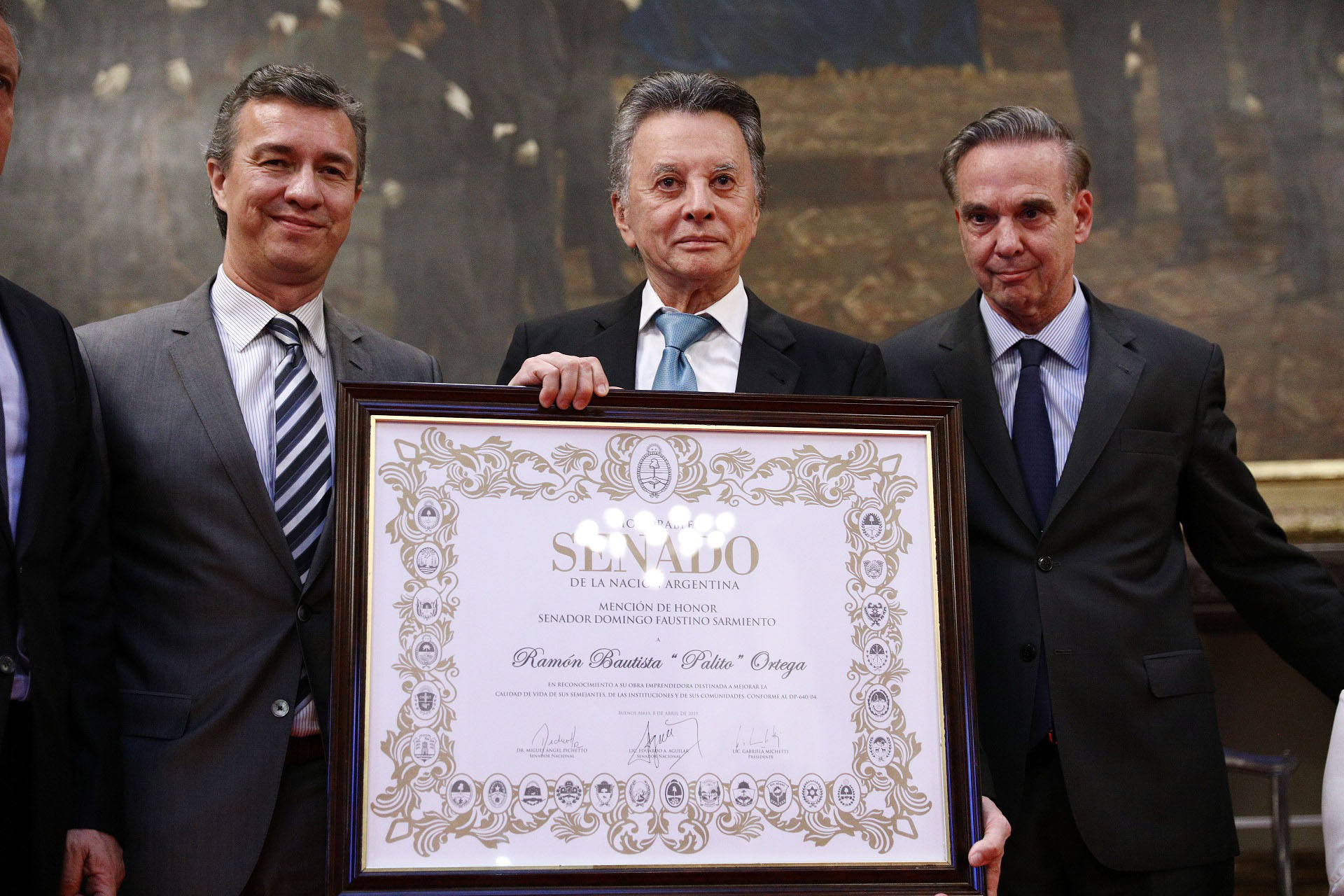 “En reconocimiento a su obra emprendedora destinada a mejorar la calidad de vida de sus semejantes”, reza el diploma que recibió el artista tucumano, por iniciativa de los legisladores Eduardo Aguilar y Miguel Ángel Pichetto