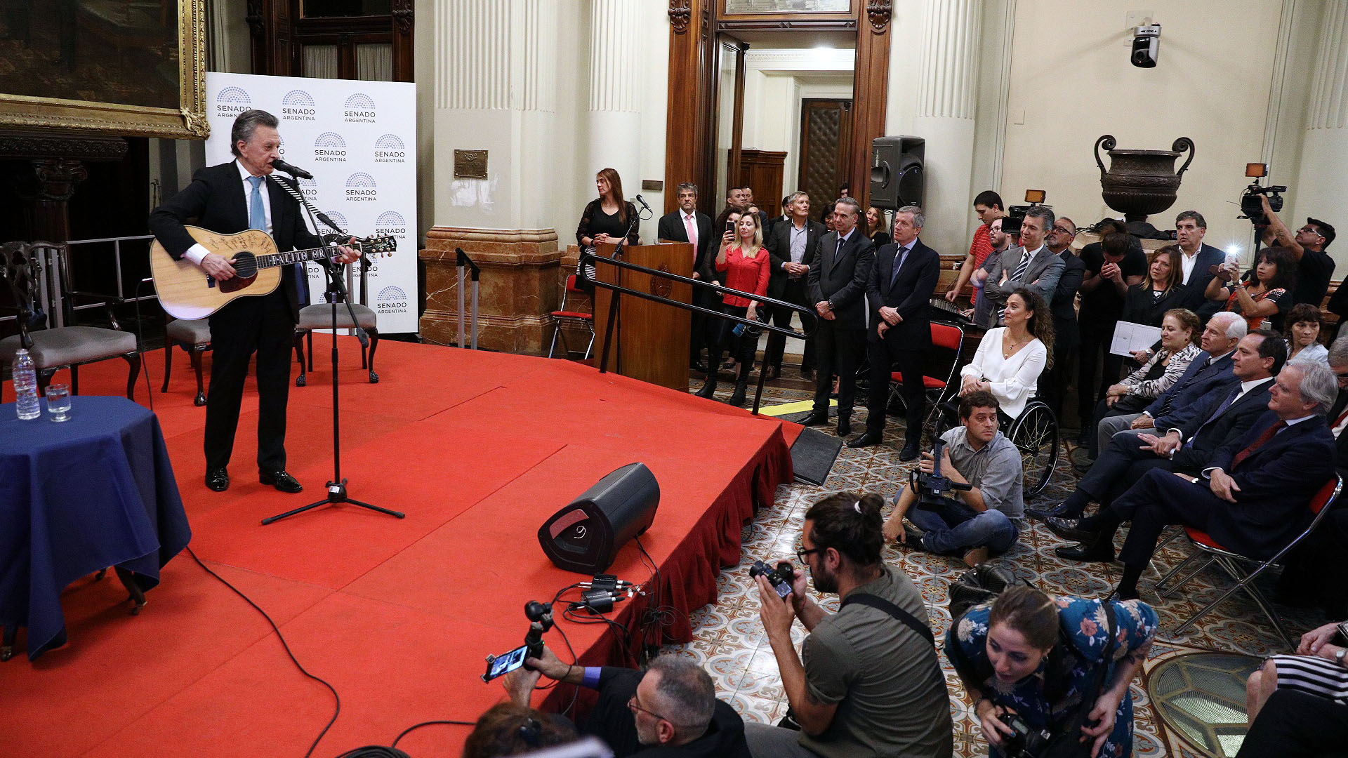 Durante el acto, Ramón Ortega cantó algunos de sus temas más populares