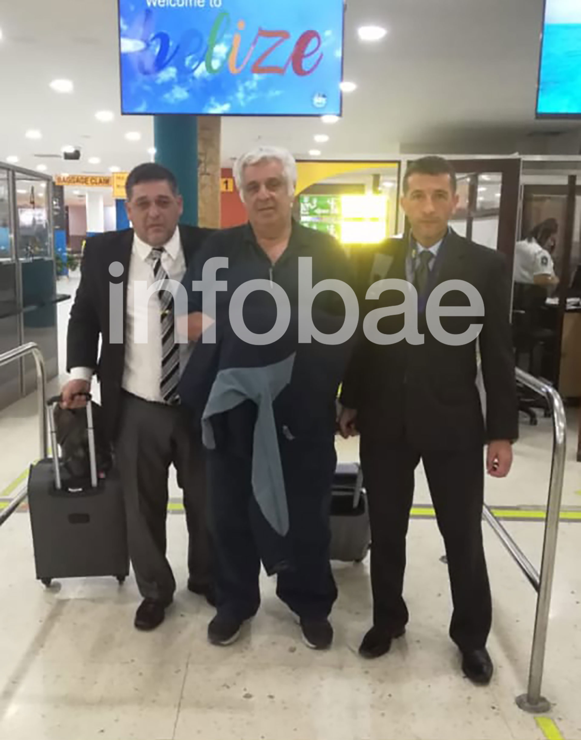 Alberto Samid, escoltados por miembros de la PFA antes de embarcar el vuelo hacia la Argentina
