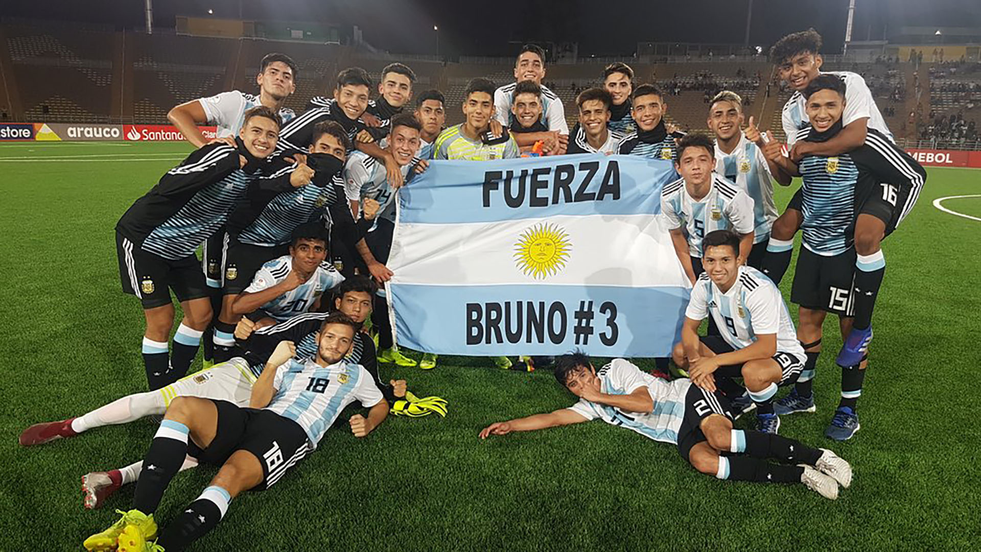 Todo el plantel y una bandera en apoyo a Bruno Amione, el defensor de Belgrano de Córdoba que fue baja del equipo por una lesión (Foto: @Argentina)