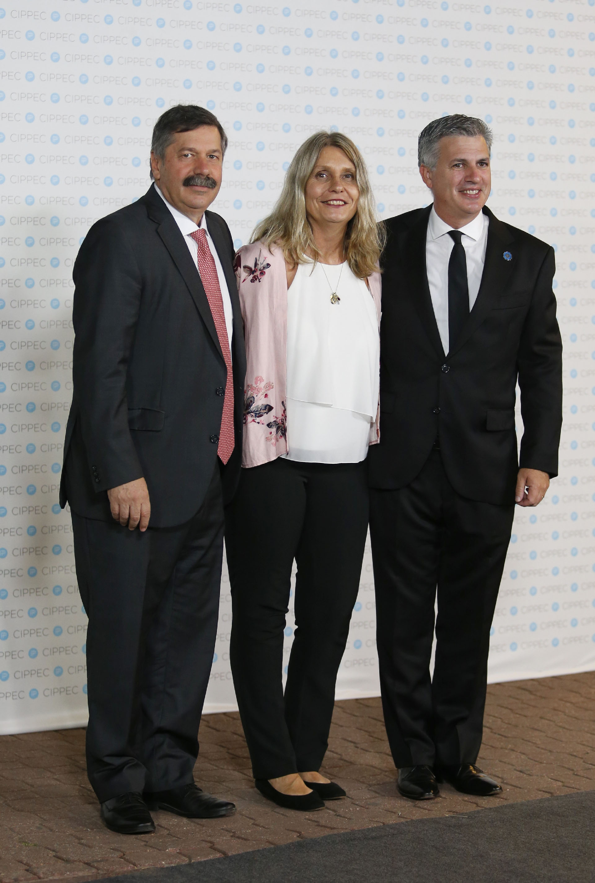 El periodista Román Lejtman junto a la diputada Cornelia Schmidt y al representante de la Argentina ante la OCDE, Marcelo Scaglione