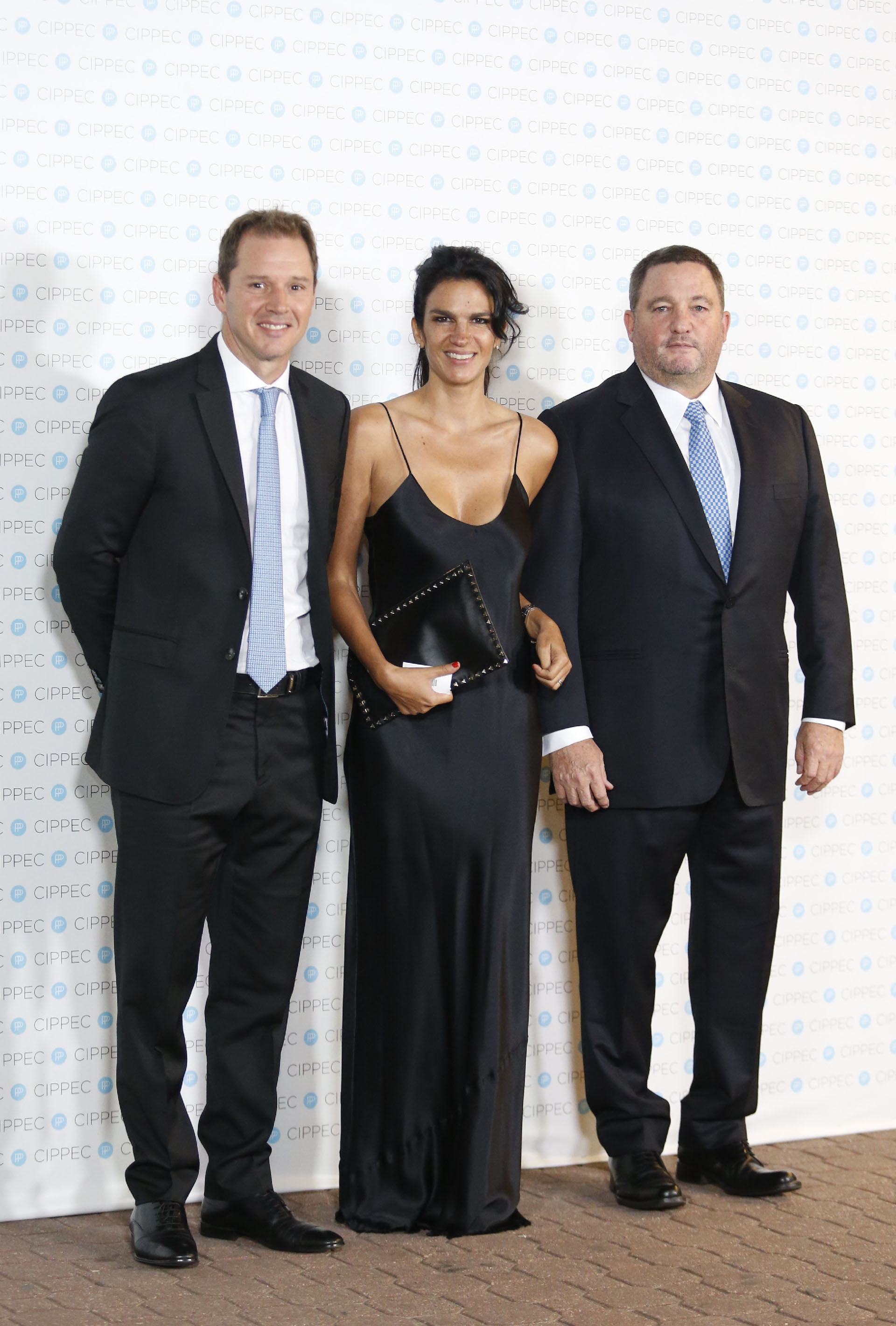 Jorge Brito y su mujer Gabriela Vaca Guzman junto a Alejandro Macfarlane