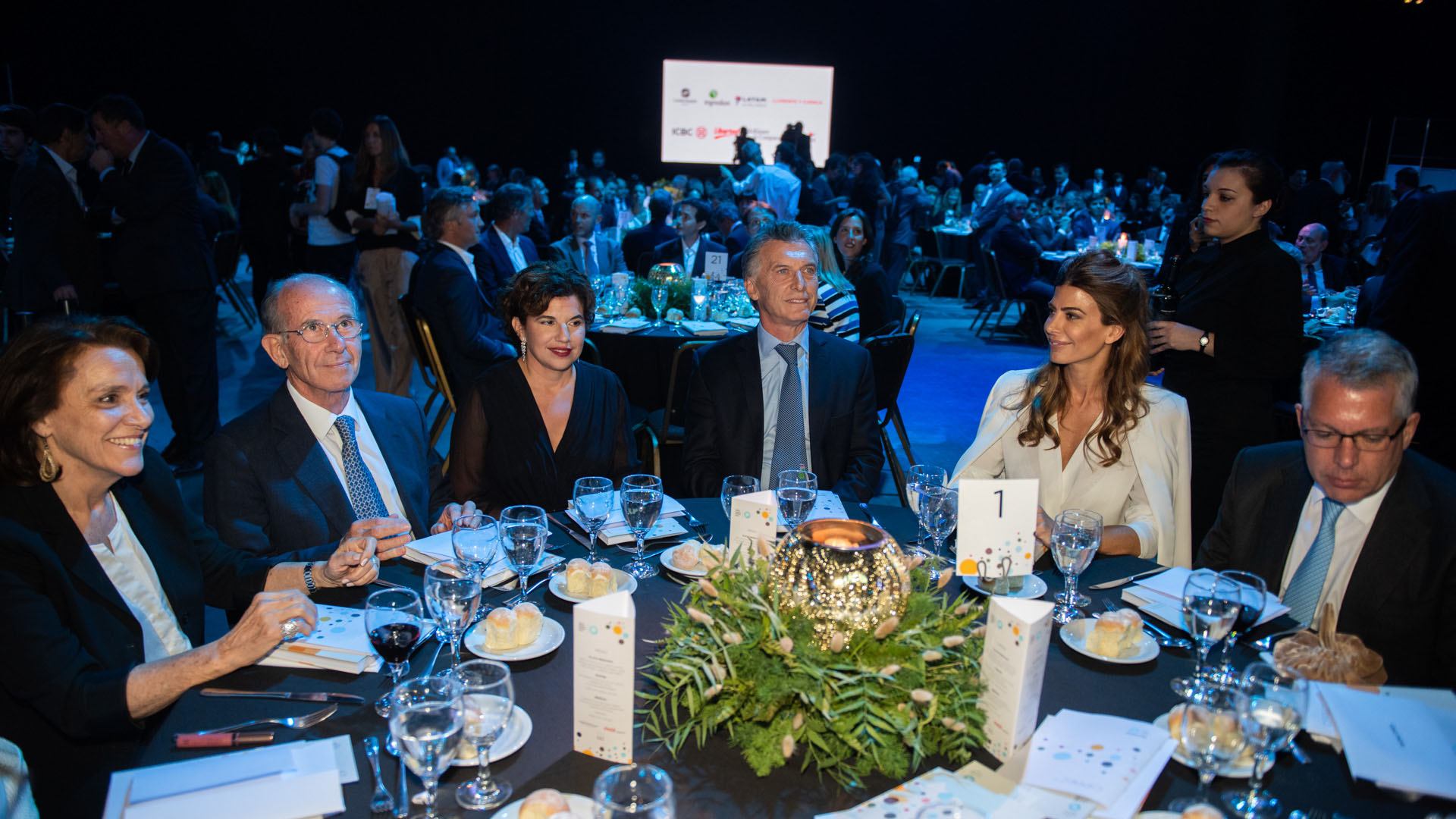 El presidente saliente del Consejo de Administración, Jorge Mandelbaum; la directora ejecutiva de CIPPEC, Julia Pomares; el presidente Mauricio Macri; la Primera Dama, Juliana Awada, y el presidente entrante del Consejo de Administración de CIPPEC, Sergio Kaufman