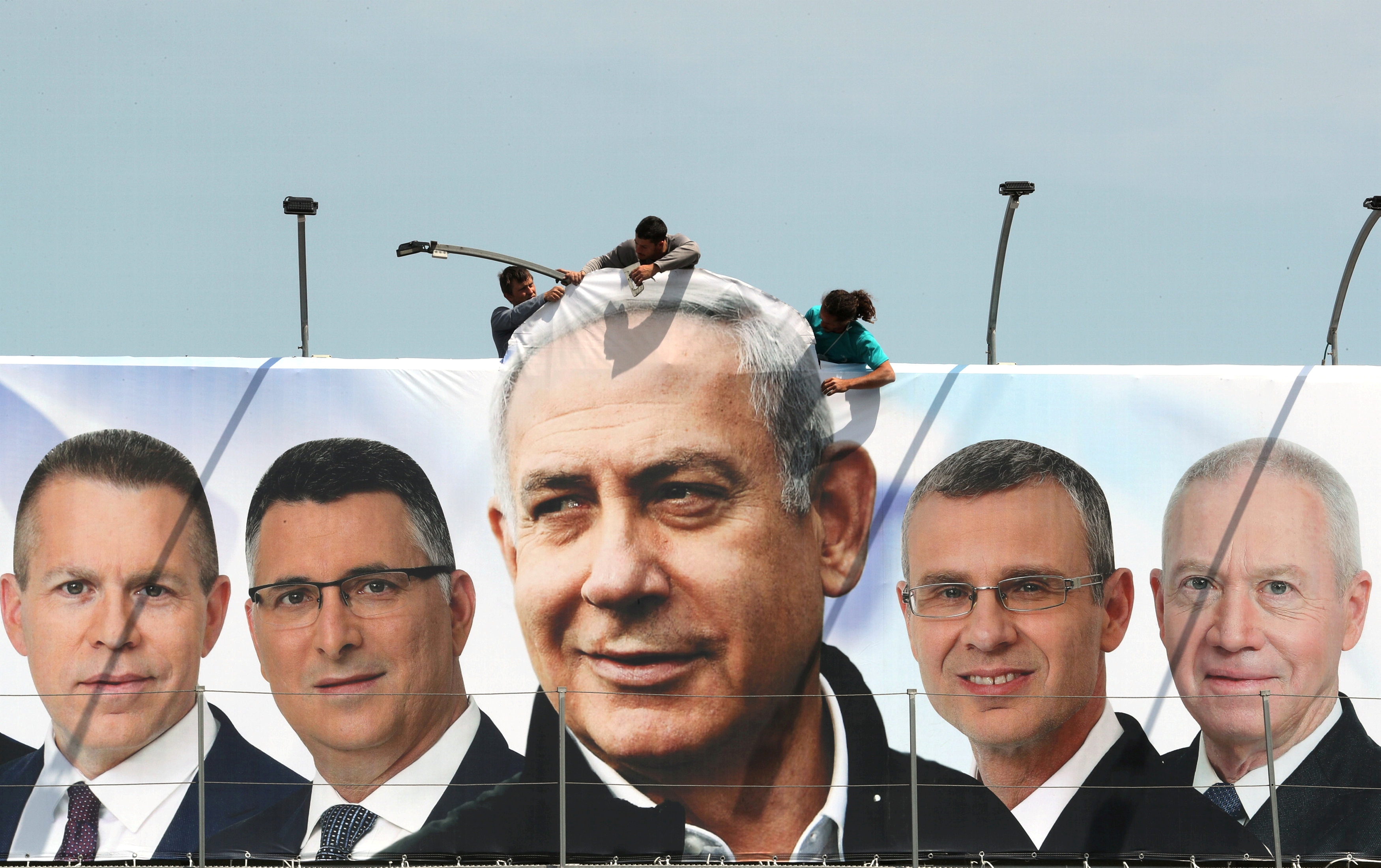 El primer ministro Benjamin Netanyahu con otros candidatos de su partido, el Likud, en un cártel en Jerusalén (REUTERS/Ammar Awad/archivo)