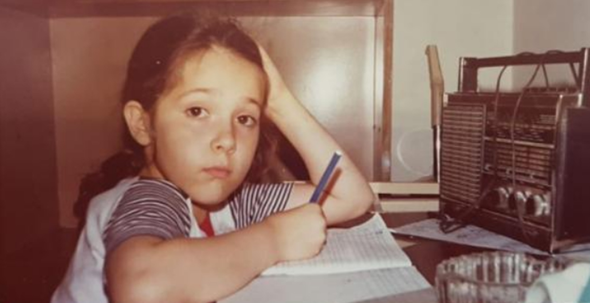 Cristina Pérez, al lado de una radio